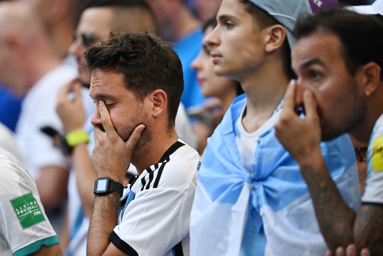 Fútbol Fútbol - Copa Mundial de la FIFA Qatar 2022 - Grupo C - Argentina contra Arabia Saudita - Lusail Stadium, Lusail, Qatar - 22 de noviembre de 2022 Los aficionados argentinos se ven abatidos durante el partido REUTERS/Dylan Martinez