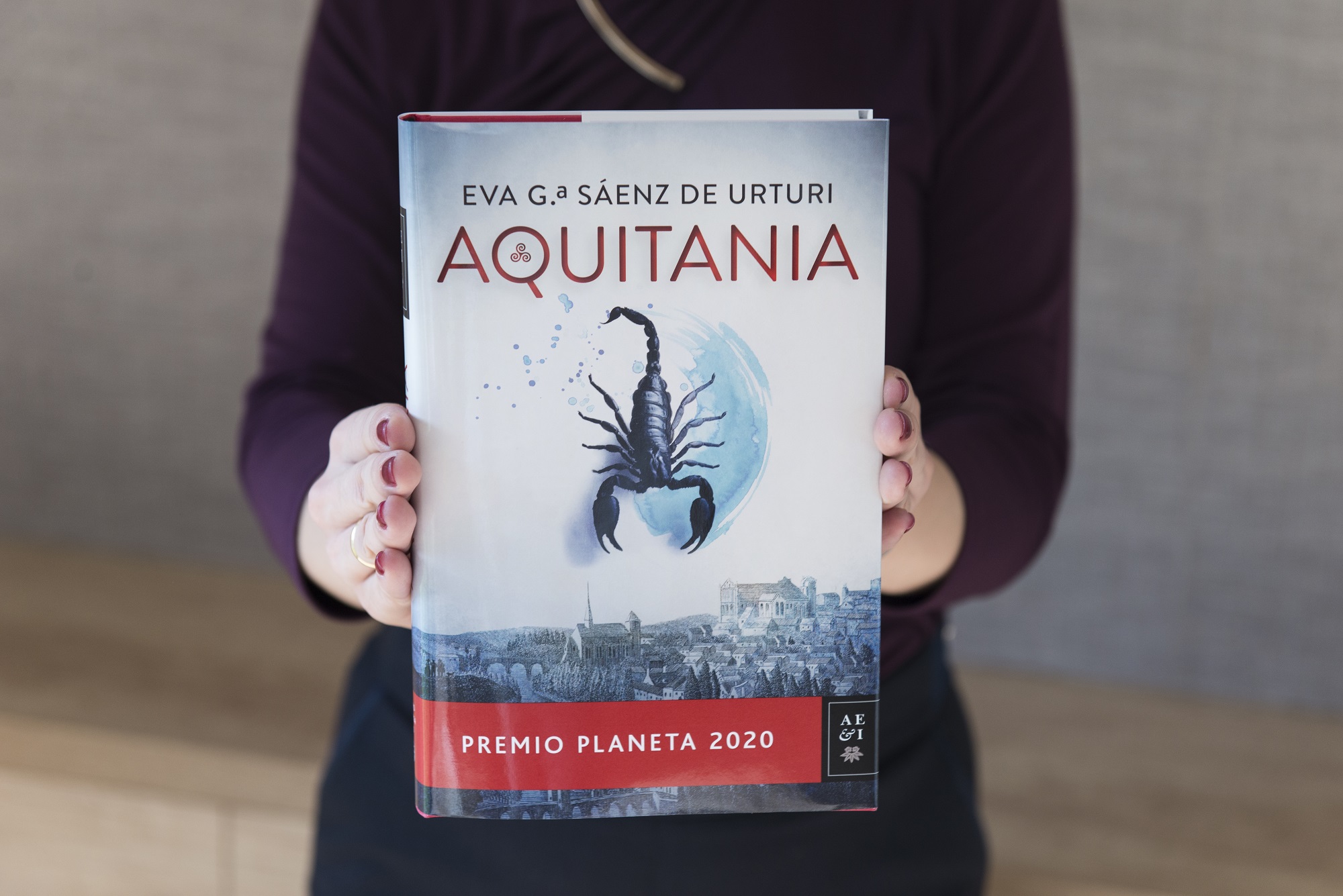 Eva García Saénz de Urturi, sorprende con su nueva obra 'El libro