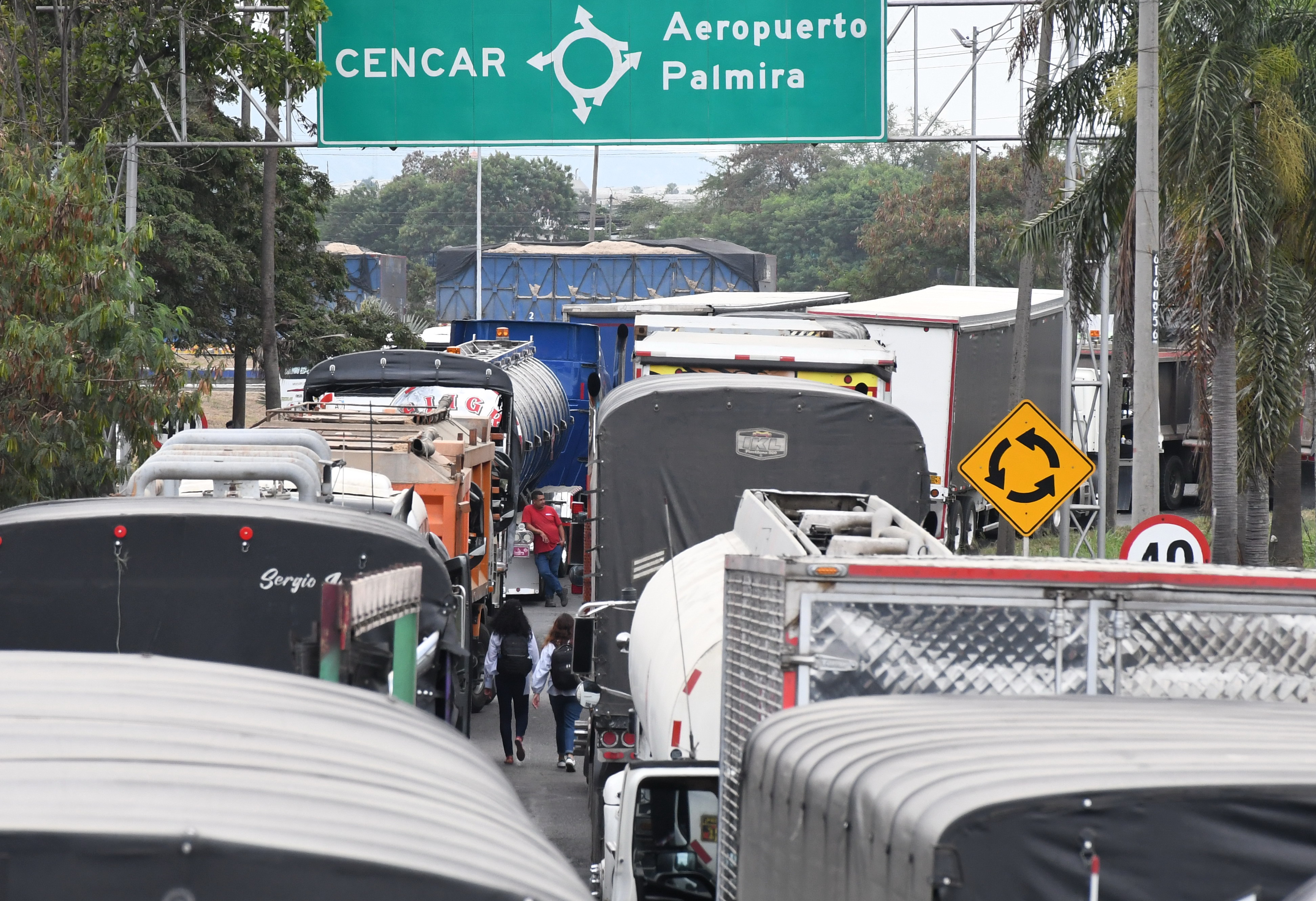 Paro camionero en los diferentes ingresos a Cali.( Puente del Comercio, Juanchito y Céncar.)fotos José Guzmán)