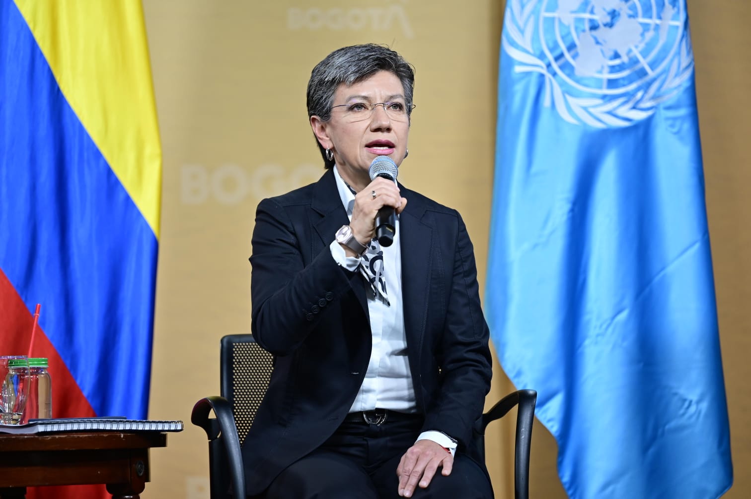 Alcaldesa Claudia López recibiendo el informe de relatoría sobre lo ocurrido en Bogotá en septiembre de 2020.