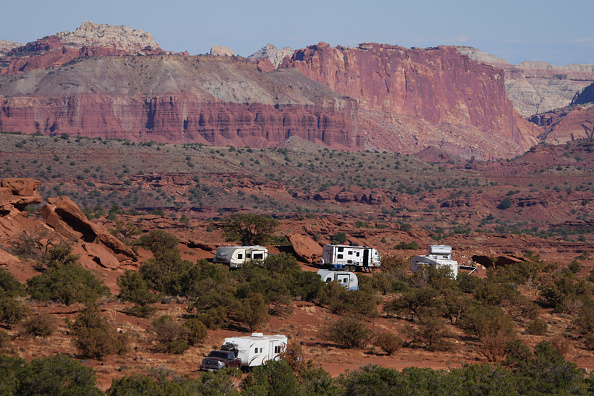 La gente acampa en tierras públicas el día antes del eclipse anular el 13 de octubre de 2023, en las afueras del Parque Nacional Capitol Reef, Utah. Un eclipse solar anular pasará sobre Torrey y el Parque Nacional Capitol Reef en la mañana del 14 de octubre. (Foto de George Frey/Getty Images)