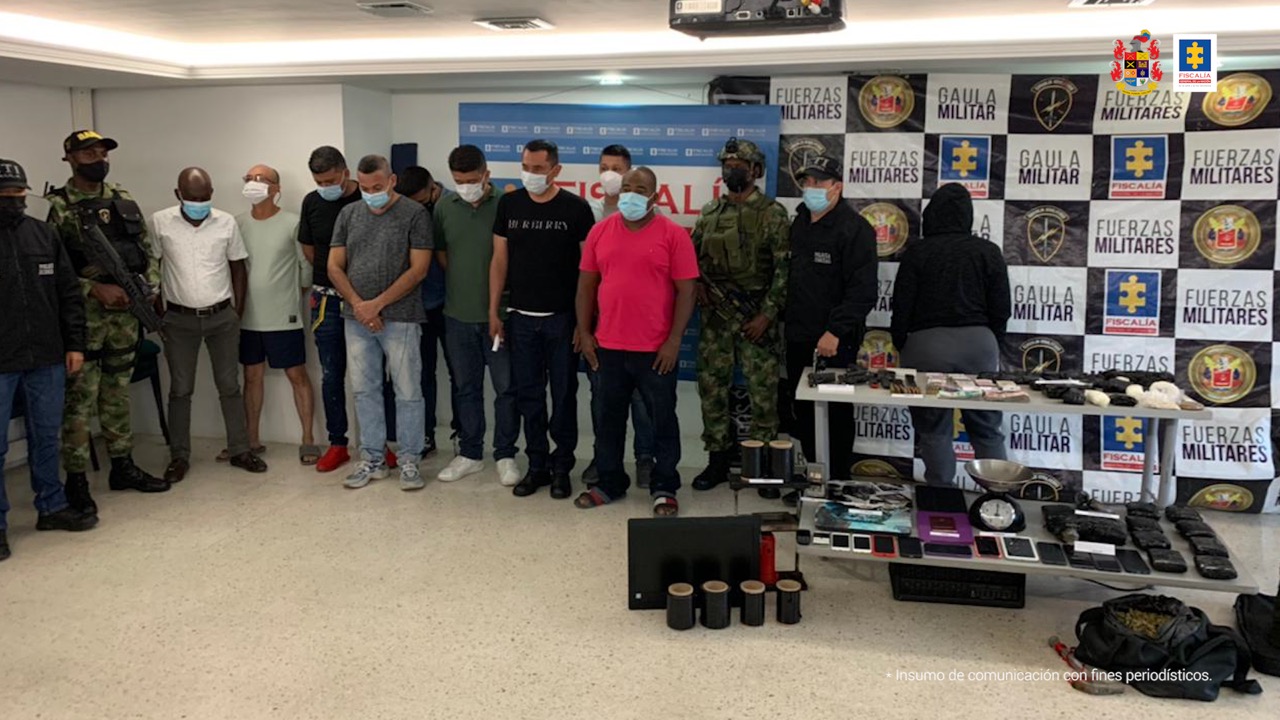 La Fiscalía capturó a 10 personas entre ellos funcionarios del Inpec que cobraban por permisos y el ingreso de elementos prohibidos a las cárceles.