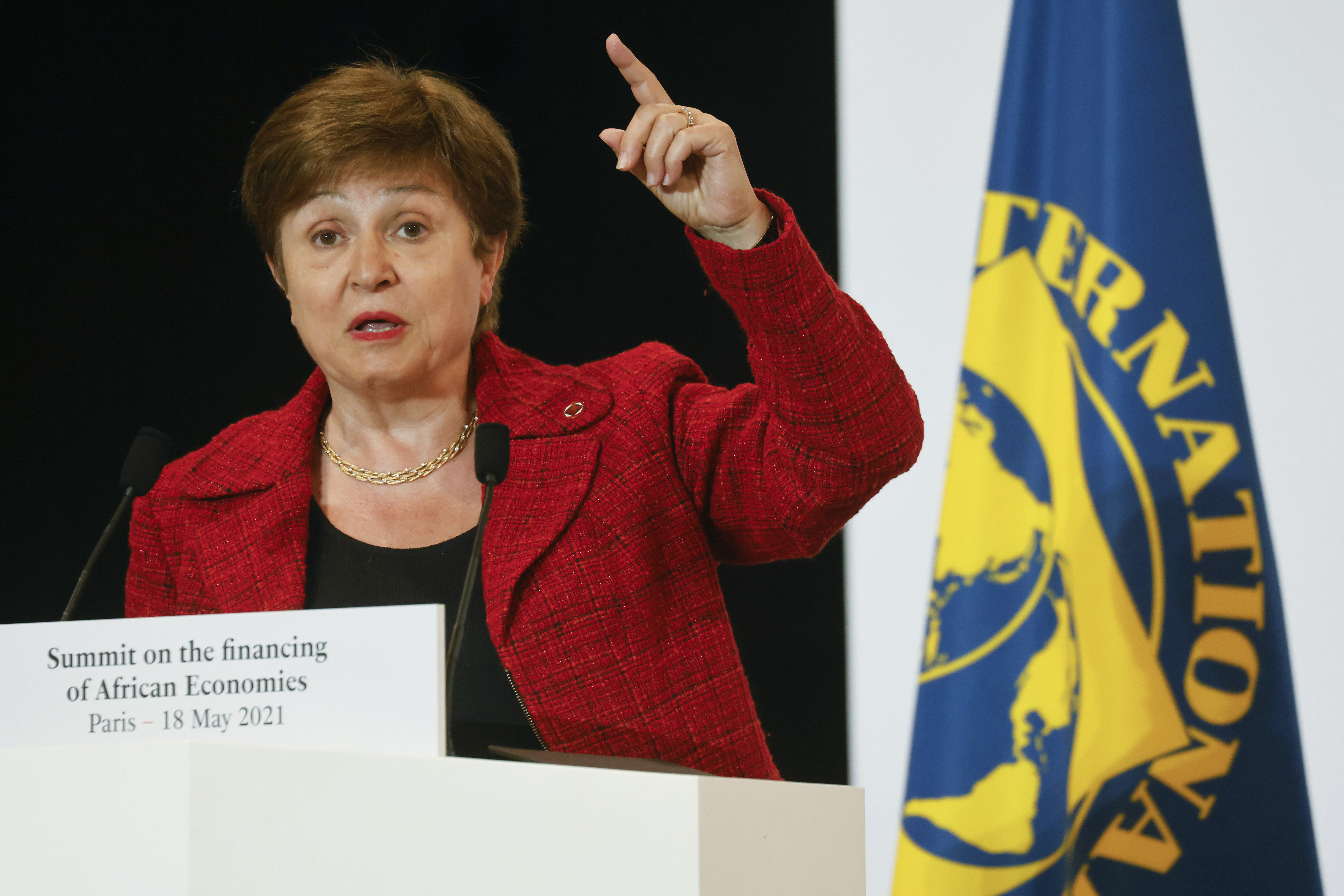 ARCHIVO - En esta fotografía de archivo del 18 de mayo de 2021, la directora gerente del Fondo Monetario Internacional, Kristalina Georgieva, habla al final de la Cumbre sobre el Financiamiento de las Economías Africanas, en París. El organismo rector del FMI aprobó el lunes 2 de agosto una expansión de $ 650 mil millones en los recursos de la agencia para apoyar a los países económicamente vulnerables que luchan contra la pandemia de coronavirus y la recesión económica que ha causado. "Esta es una decisión histórica ... y un tiro en el brazo para la economía mundial en un momento de crisis sin precedentes", dijo Georgieva. “Ayudará particularmente a nuestros países más vulnerables que luchan por hacer frente al impacto de la crisis de COVID-19”. (Ludovic Marin, Pool vía AP, Archivo)