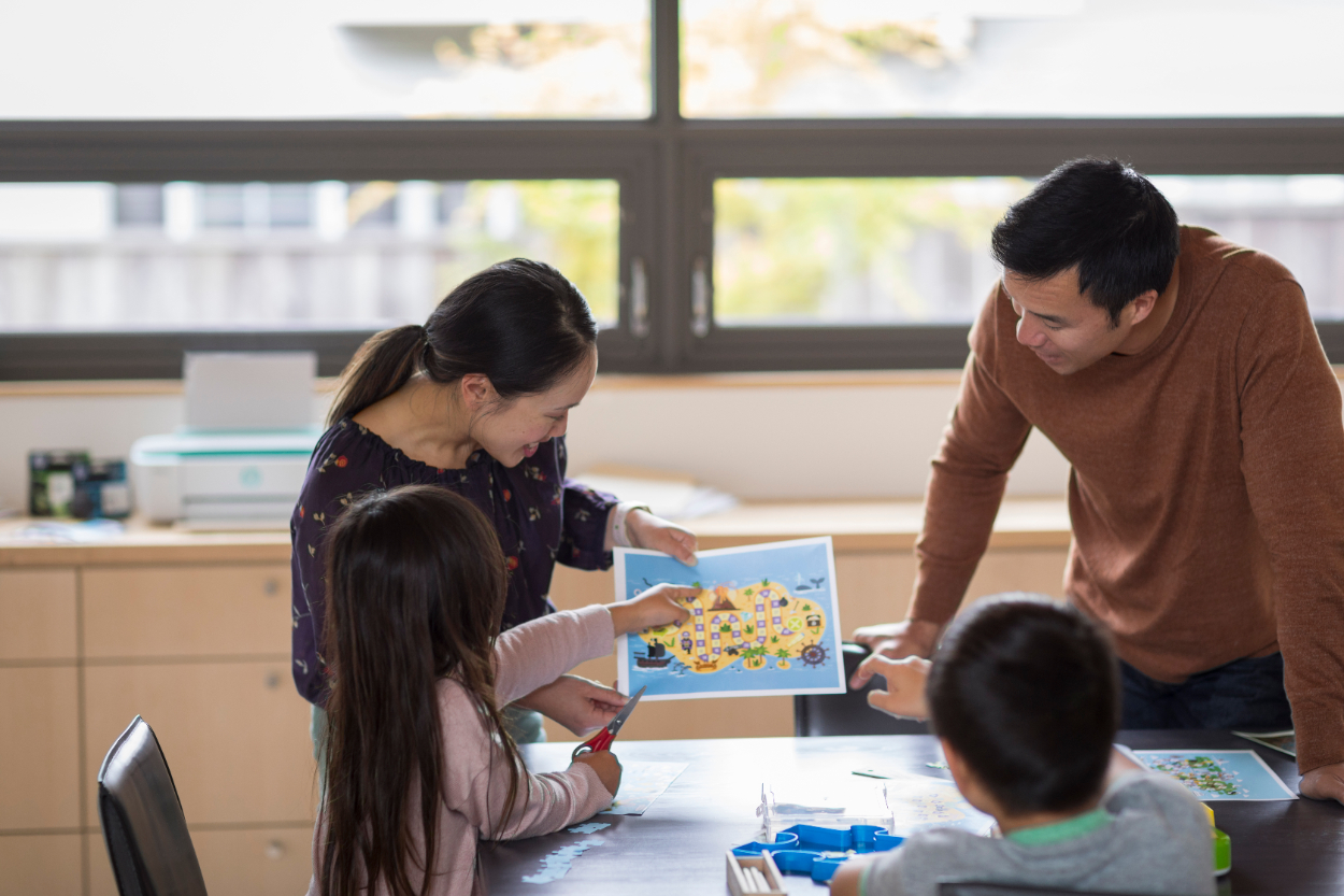 Según el documento ‘Opinión sobre el valor y el futuro de la educación en lenguas’ de la Universidad de Jyväskylä Group de Finlandia, el aprendizaje de un segundo idioma aumenta la capacidad de resolución de problemas, el pensamiento crítico y la escucha, además de mejorar la memoria, la concentración y la capacidad multitarea.