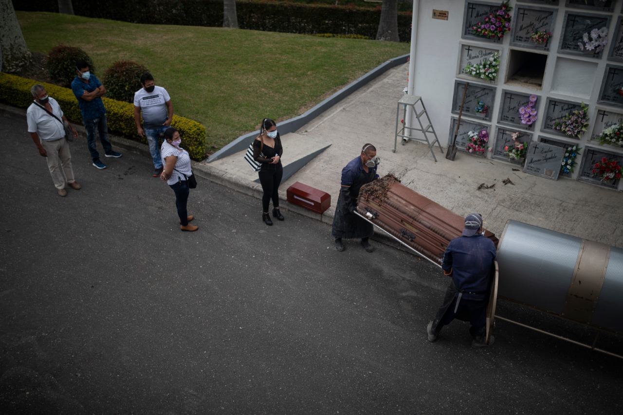 Familia acata el llamado para exhumar a su ser querido, esto para ayudar a descongestionar el cementerio.