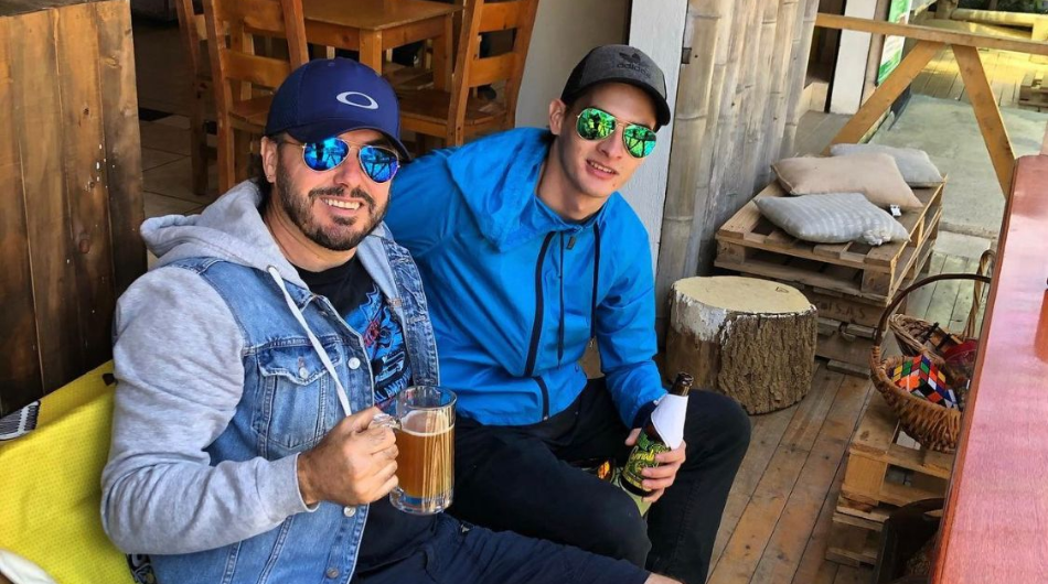 William Gallego junto a su hijo Alejandro, asesinado en medio de una batalla campal en Medellín.