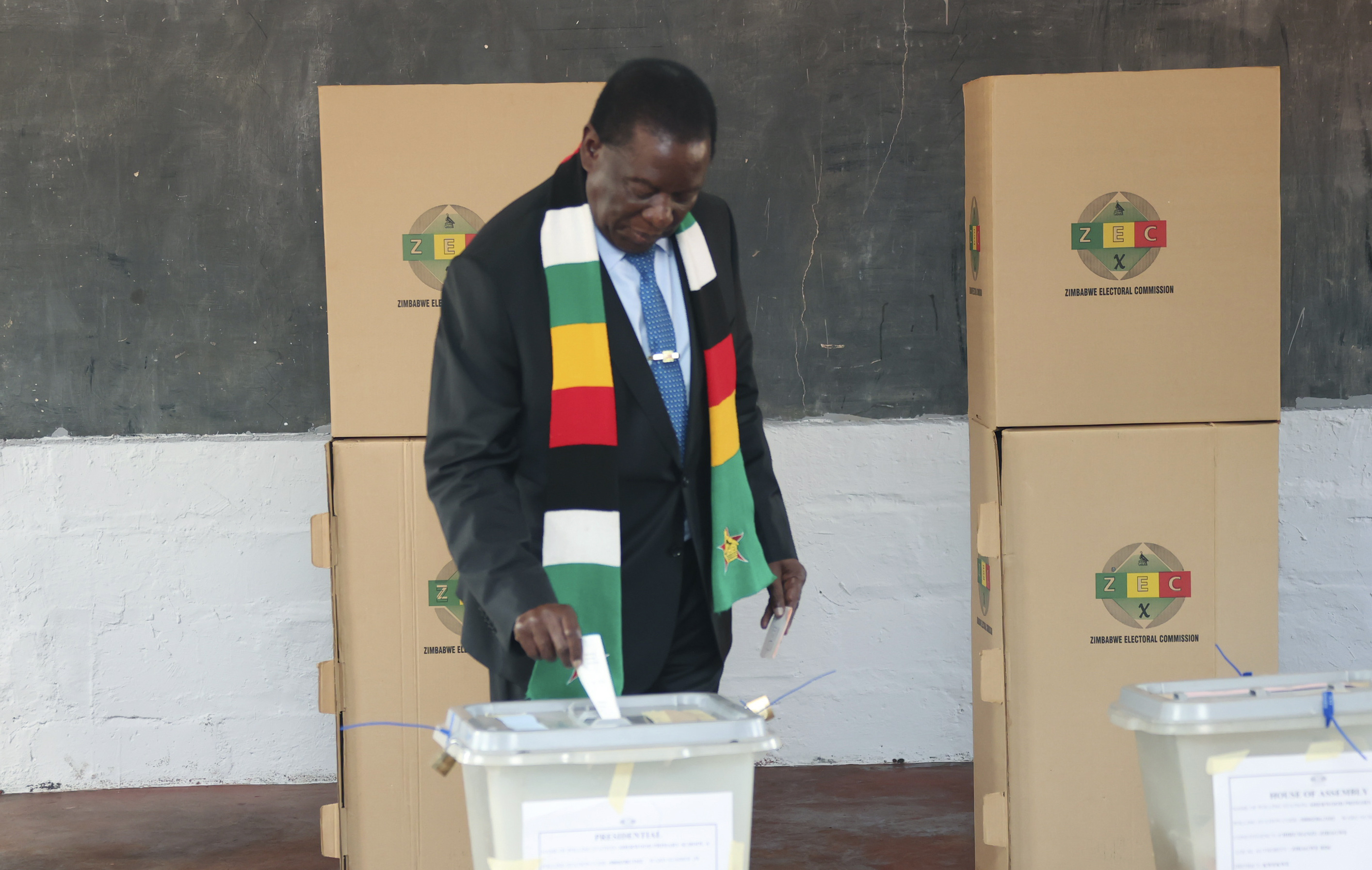 El presidente de Zimbabue, Emmerson Mnangagwa, deposita su voto en un centro electoral en Kwekwe, Zimbabue, el miércoles 23 de agosto de 2023. Según los resultados difundidos el sábado 26 de agosto, Mnangagwa ganó la reelección. (AP Foto)