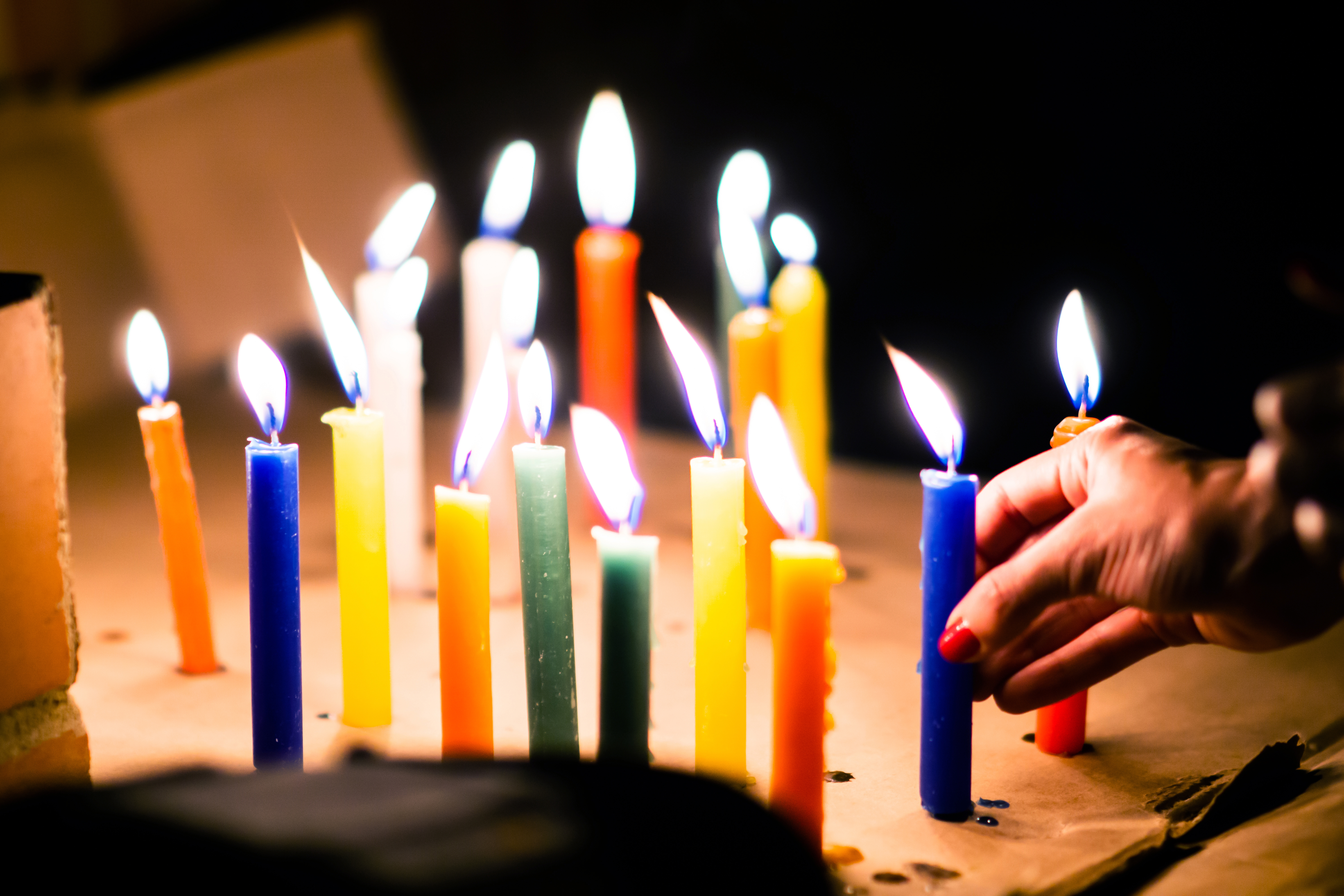 Por qué celebramos los cumpleaños con torta y prendemos velas?