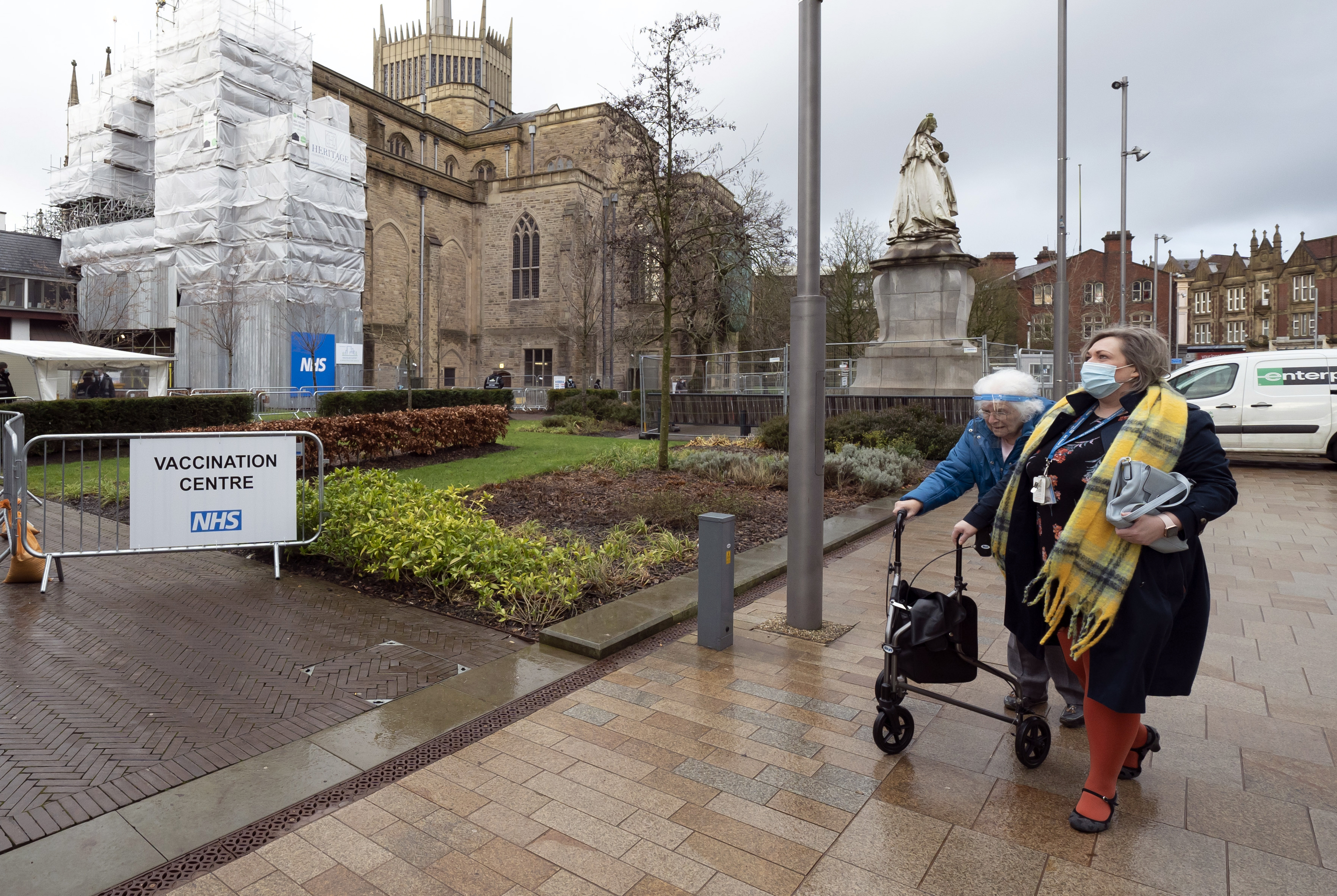 Británicos llegan a la Catedral de Blackburn, que se utiliza como centro de vacunación masiva en Reino Unido.