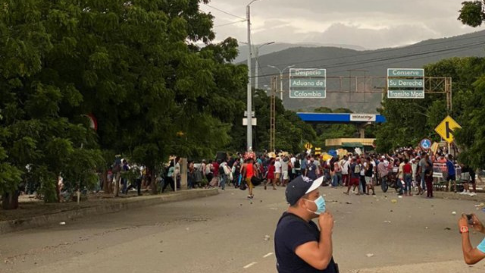 Ante la crecida del río Táchira, ciudadanos venezolanos que entraron por trochas a Colombia intentan a esta hora volver a su país por el puente Simón Bolívar.