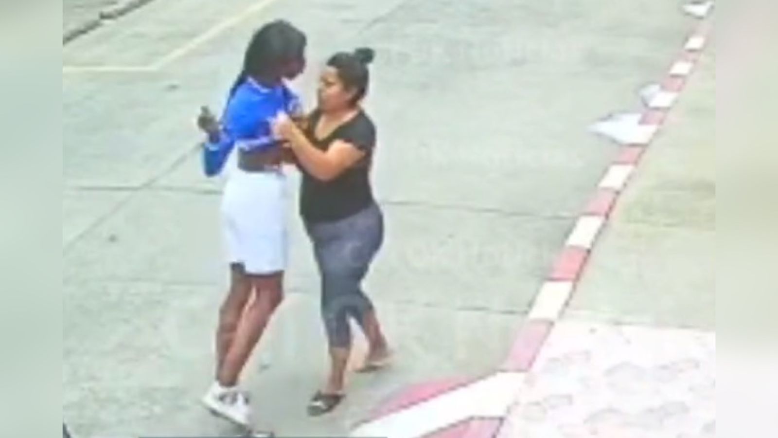 La víctima no tuvo más remedio que entregar su celular.