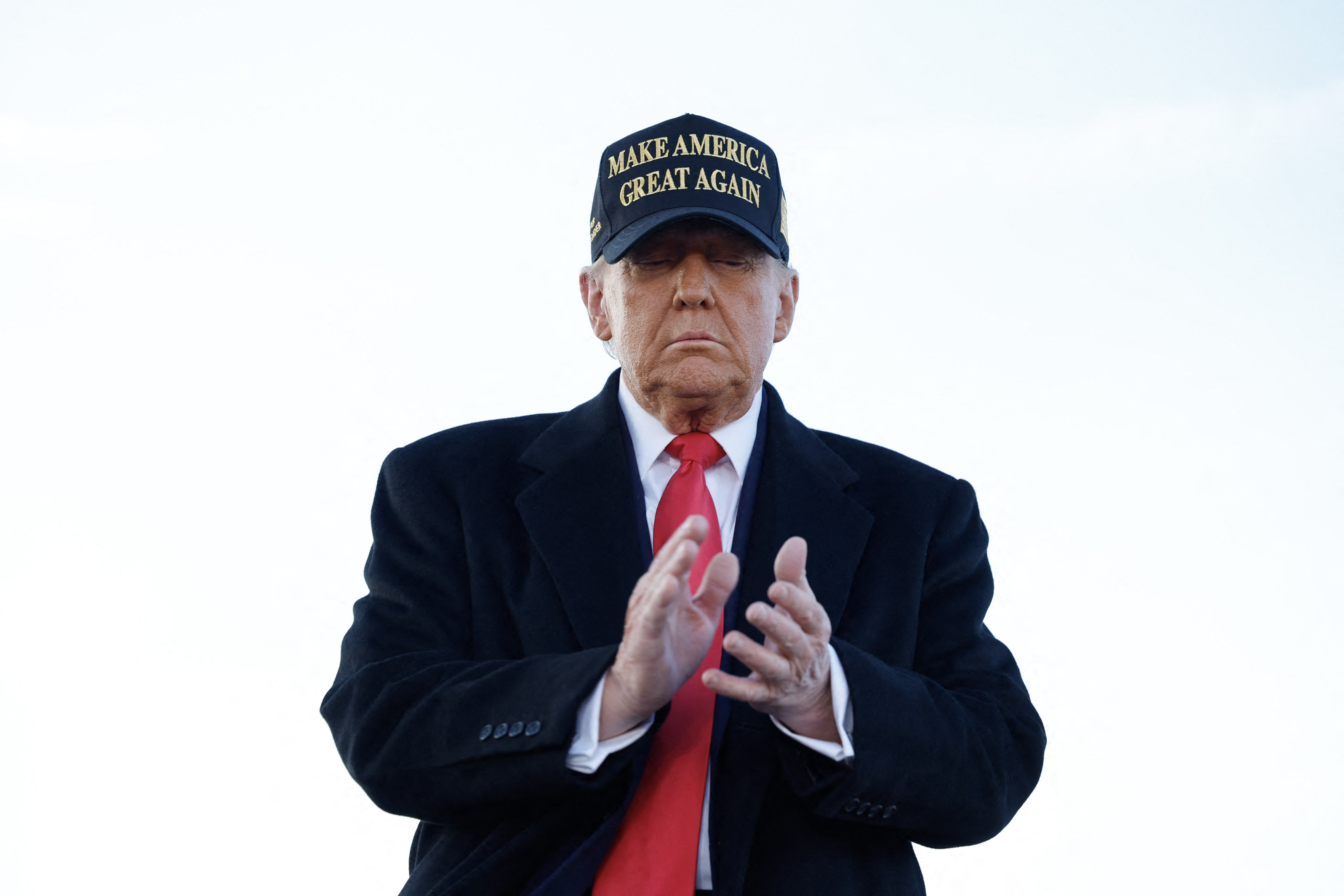 Prometió a sus seguidores que, si gana, "Estados Unidos será más grande, mejor, más audaz, más rico, más seguro y más fuerte que nunca", porque acabará con la inflación y detendrá "la invasión" de migrantes.  Chip Somodevilla/Getty Images/AFP (Photo by CHIP SOMODEVILLA / GETTY IMAGES NORTH AMERICA / Getty Images via AFP)