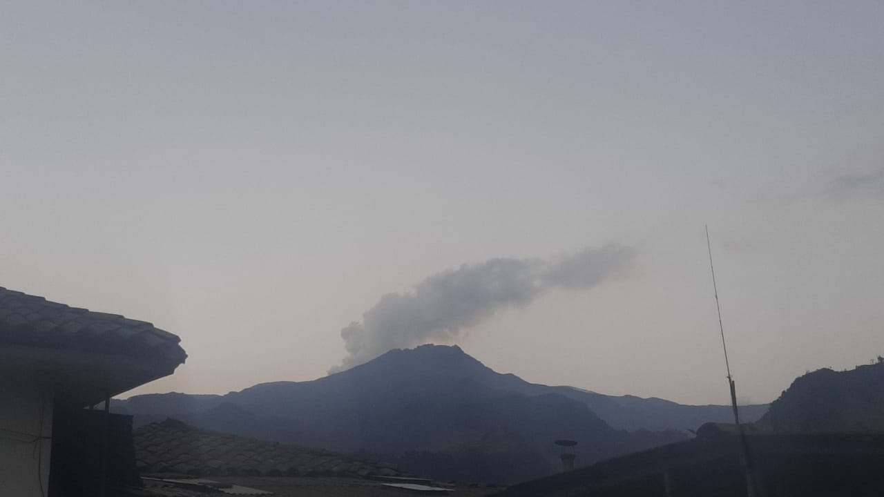 Habitantes de la zona de influencia reportan una gran columna de gases y/o ceniza