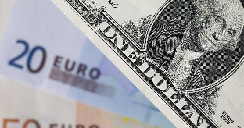 El euro se cotizaba el lunes a US$1,0985, después de una caída de 20% que comenzó en mayo del año pasado.