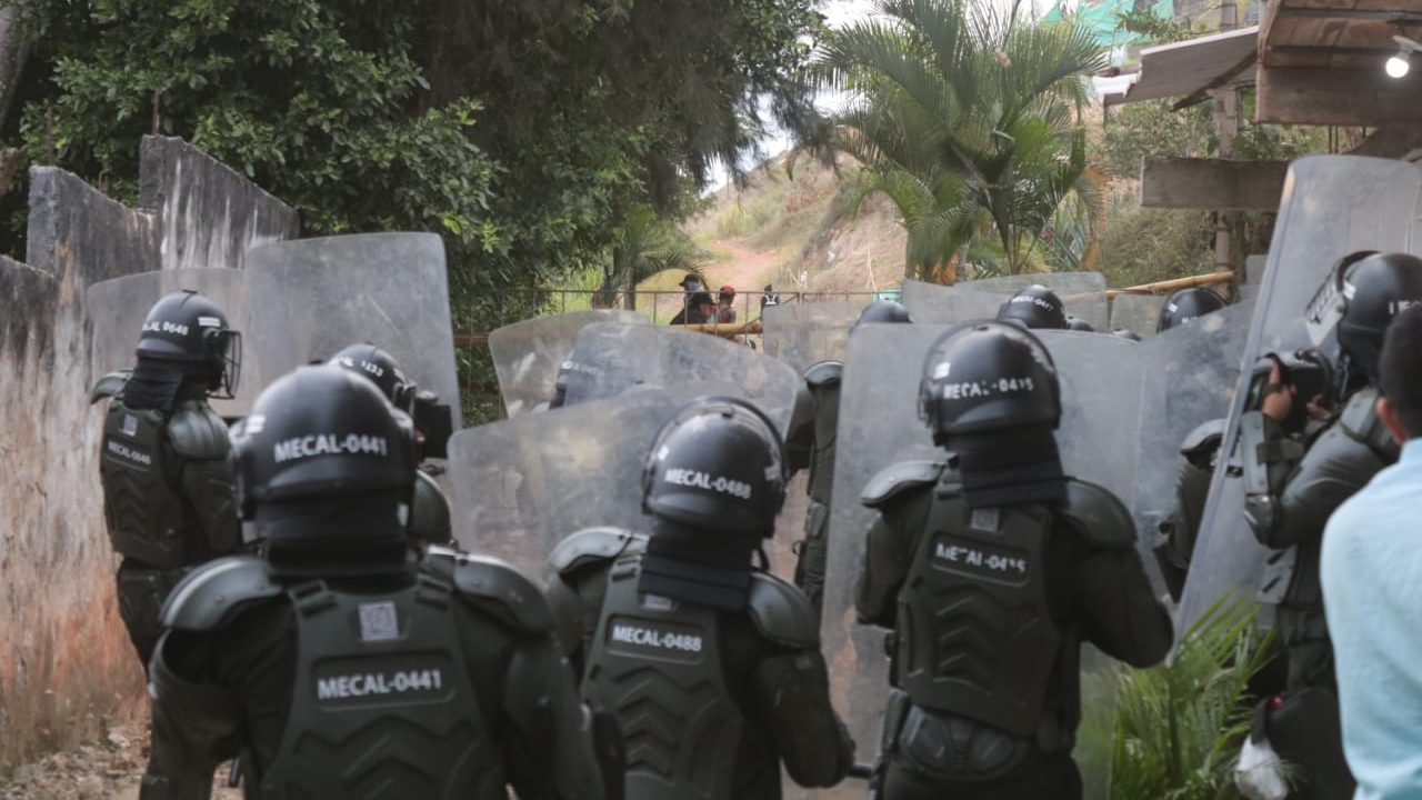 Al menos 200 invasores desalojaron el predio después de enfrentar a la Policía.