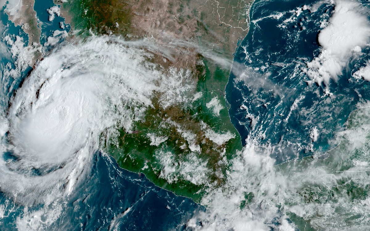 El huracánse acerca a las costas de México sobre el oceáno Pacífico.