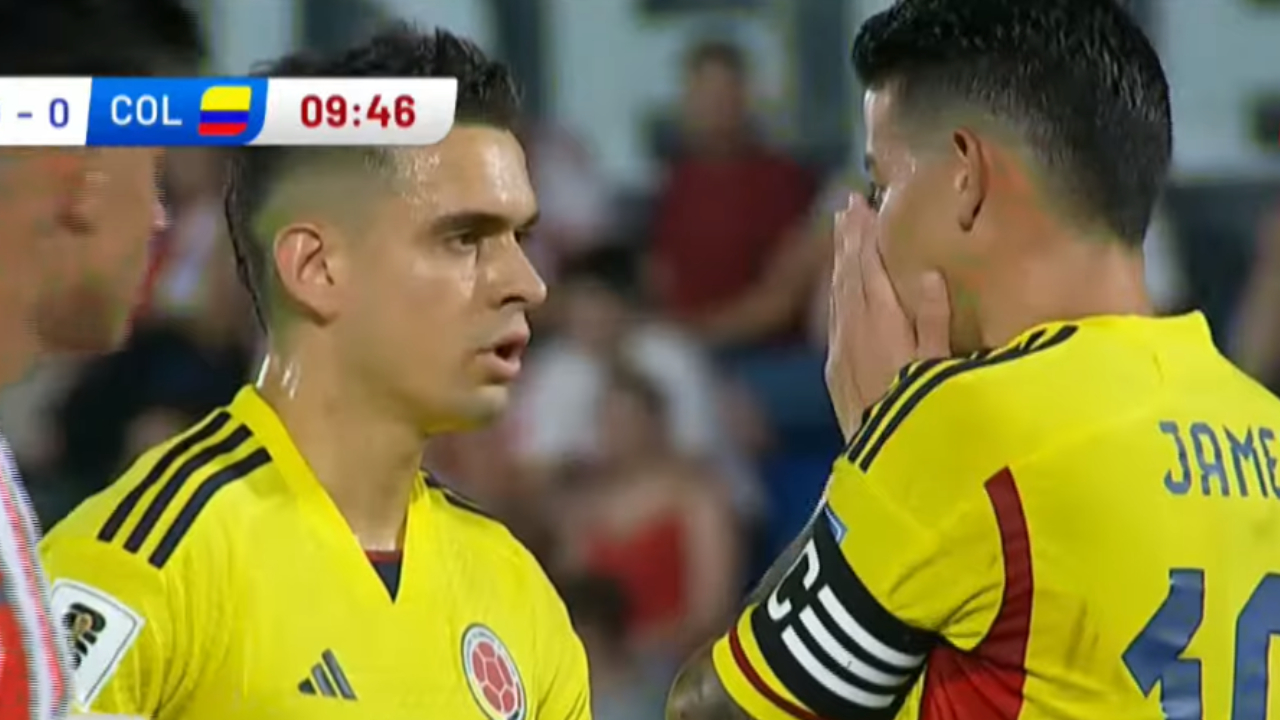 James Rodríguez y Rafael Santos Borré hablando antes del cobro del penal.