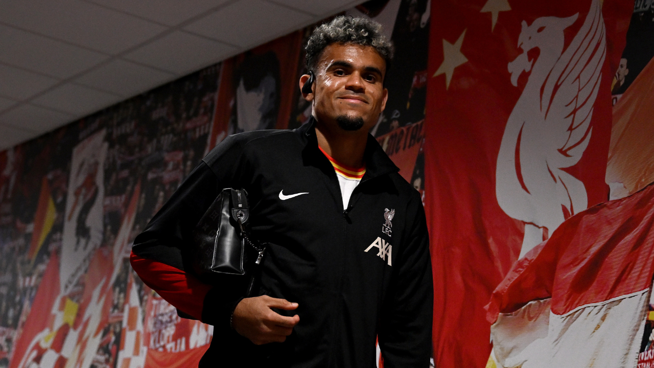 Luis Díaz, sonriente a su llegada al Anfield Road, estadio del Liverpool.