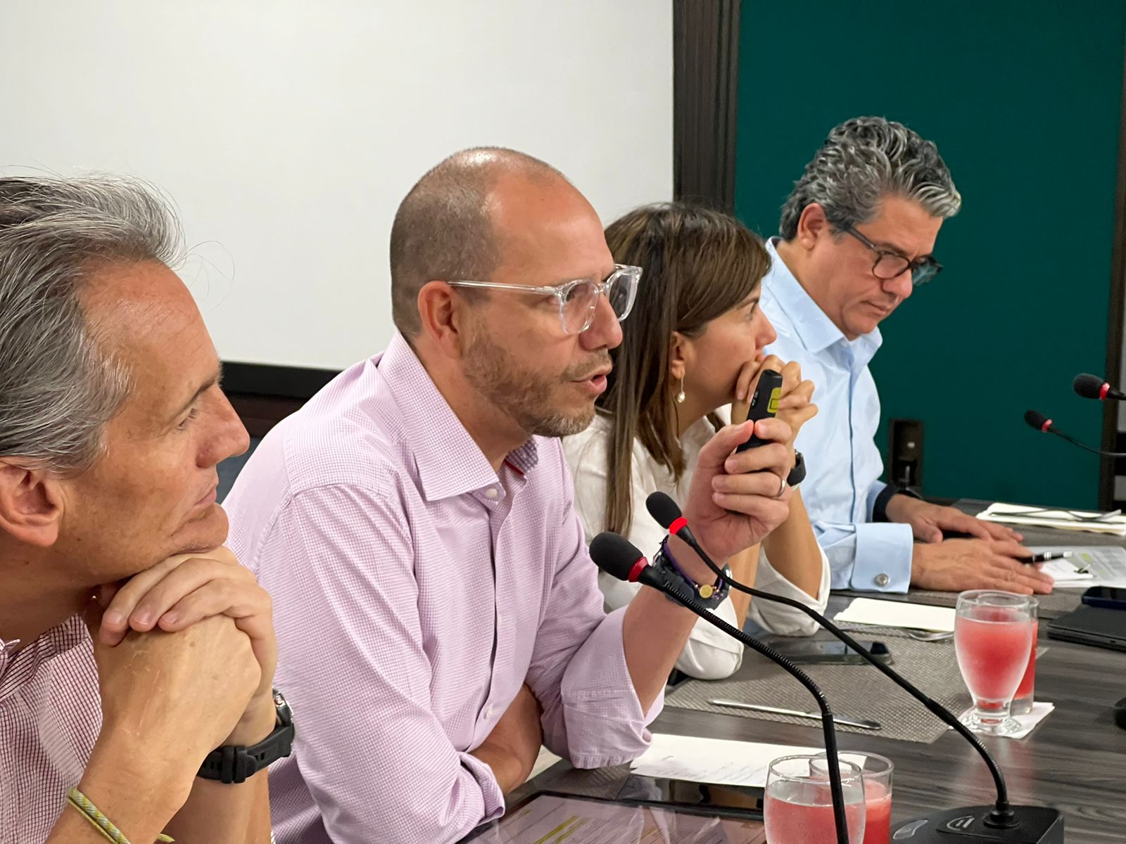 La Cámara de Comercio de Cali presentó el sondeo que hizo entre empresarios de la región sobre la reforma laboral. Participaron representantes del Consejo Gremial Nacional.