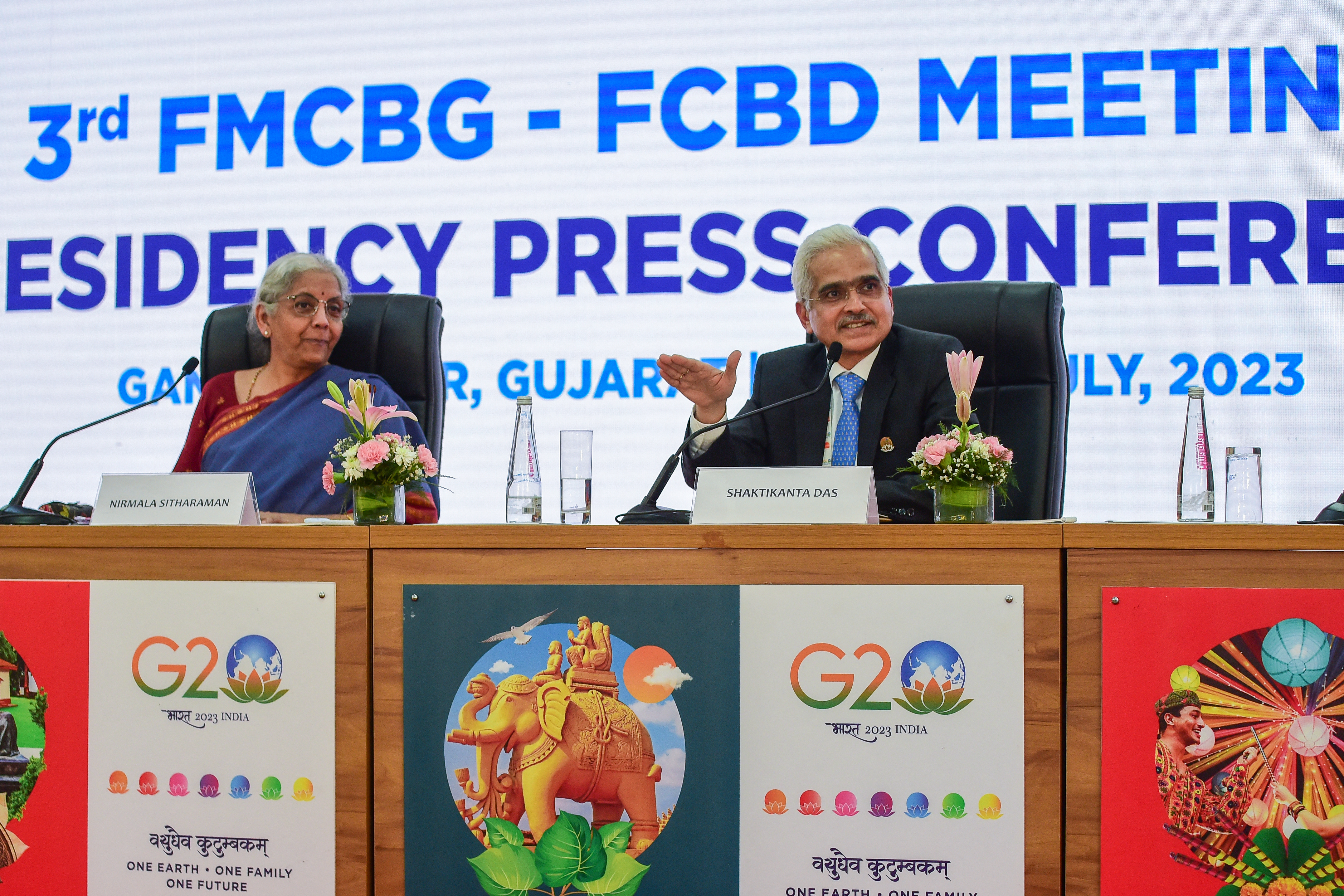 El gobernador del Banco de la Reserva de la India (RBI) Shaktikanta Das (R) se dirige a una conferencia de prensa mientras la ministra de Finanzas de la India, Nirmala Sitharaman, escucha al final de las reuniones de los ministros de finanzas, los gobernadores de los bancos centrales (FMCBG) y los diputados de finanzas y bancos centrales (FCBD) del G20 , en el Mahatma Mandir en Gandhinagar el 18 de julio de 2023.