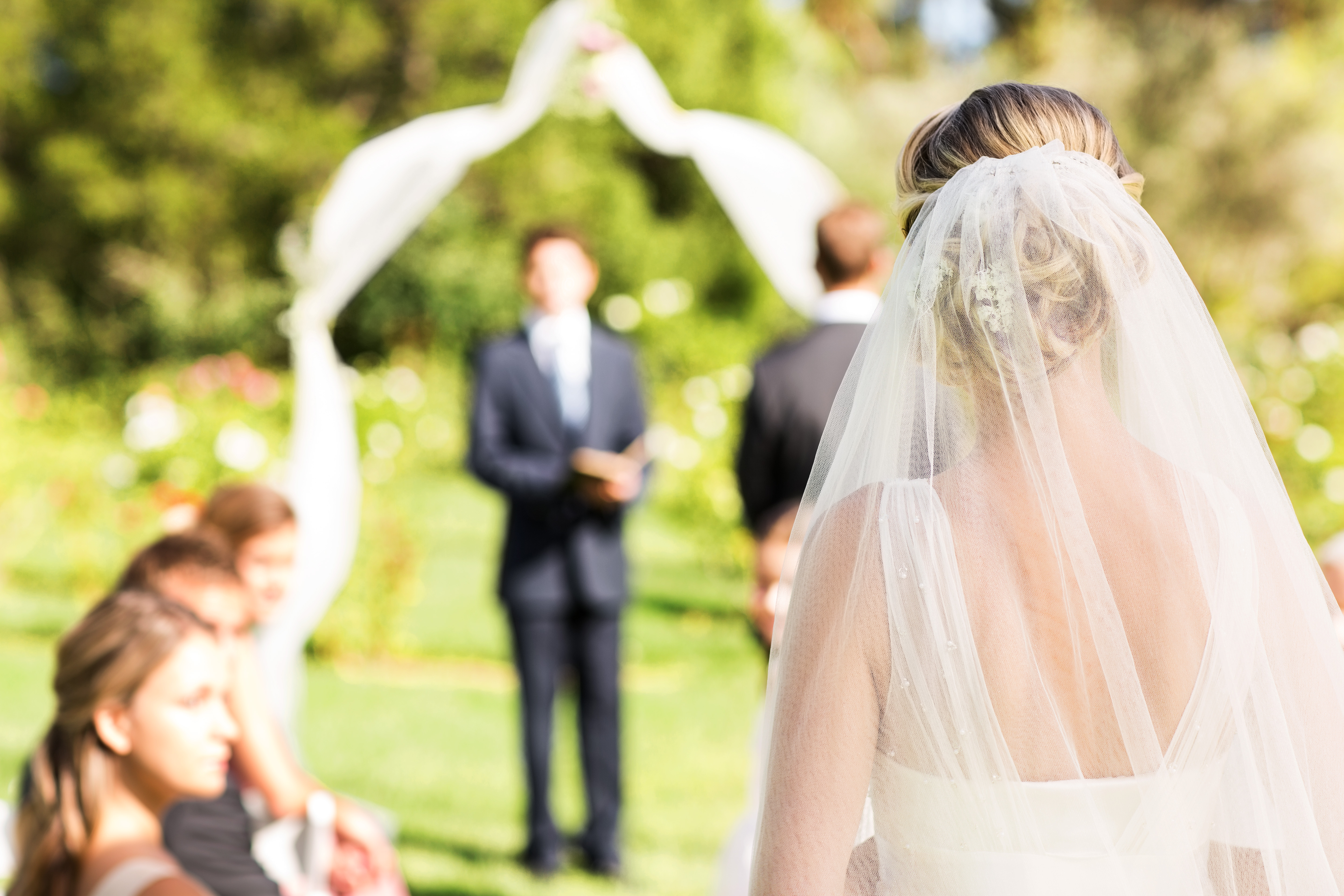 Imagen de referencia, mujer novia yendo al altar. Foto: Getty Images.