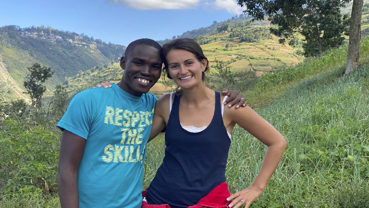 La enfermera estadounidense, Alix Dorsainvil, con su esposo. Foto sin fecha, entregada por la agrupación El Roi Haiti.