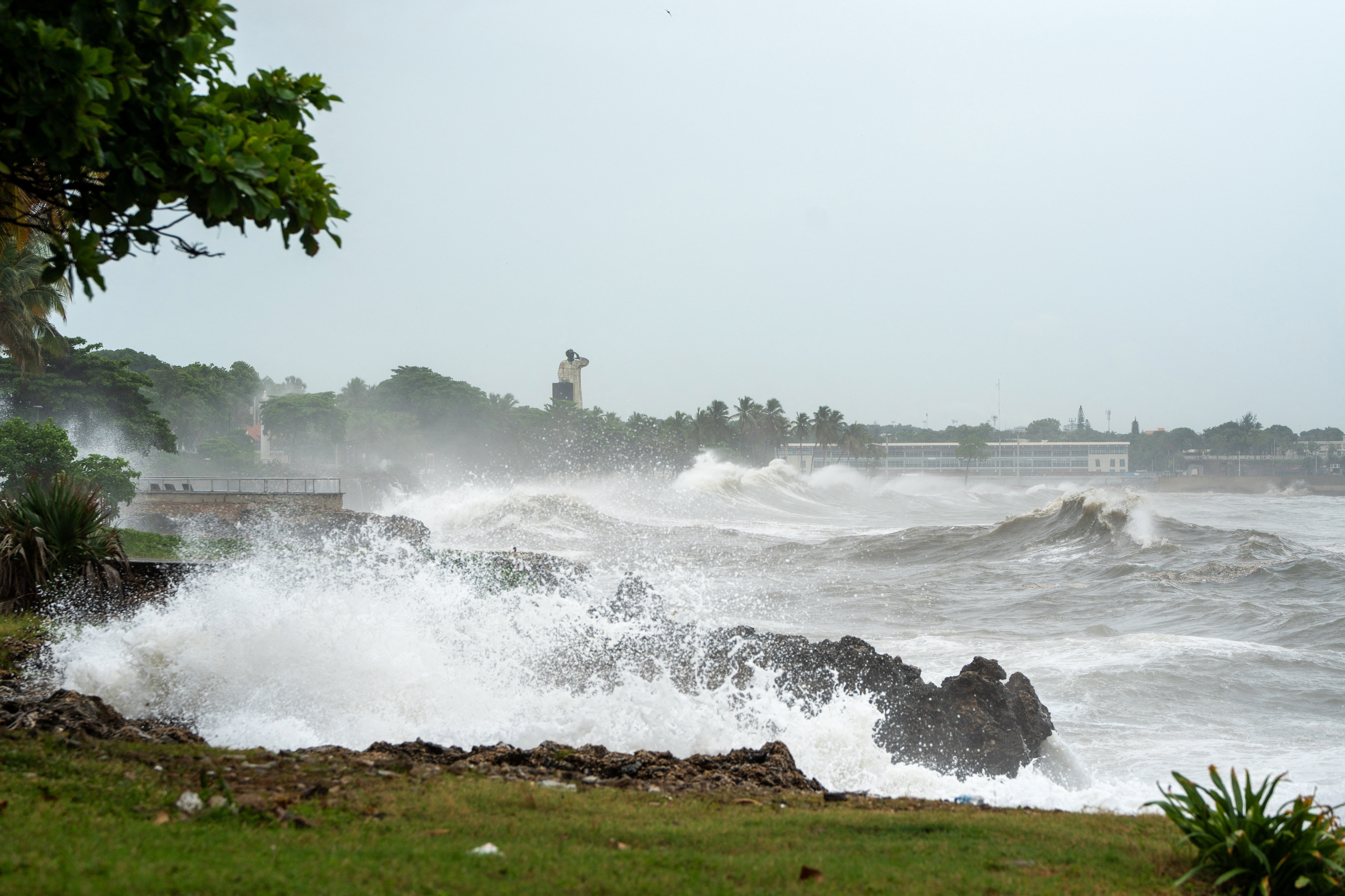 Mareas altas tras el huracán Beryl en Santo Domingo el 2 de julio de 2024, que se precipitaba hacia Jamaica como una monstruosa tormenta de categoría 5, después de matar al menos a cinco personas. (Photo by Francesco SPOTORNO / AFP)