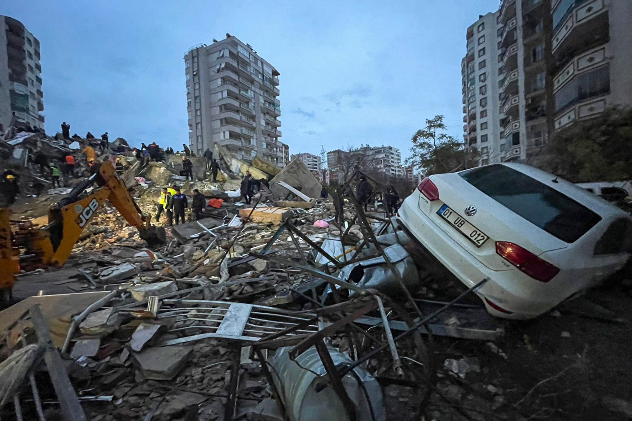 Los equipos de emergencia buscan personas en un edificio destruido en Adana, Turquía, el lunes 6 de febrero de 2023. Un poderoso terremoto derribó varios edificios en el sureste de Turquía y Siria y se temen muchas víctimas.
