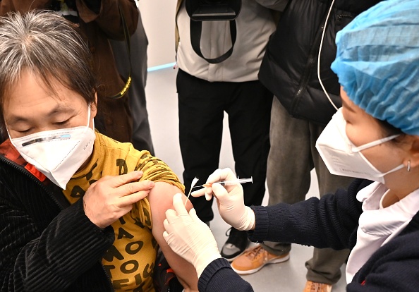 La empresa explicó que esta caída se debió principalmente “a menores ingresos comerciales por el suministro y las ventas de la vacuna covid-19 a nivel mundial”.  (Photo by Tao Ke/Red Star News/VCG via Getty Images)