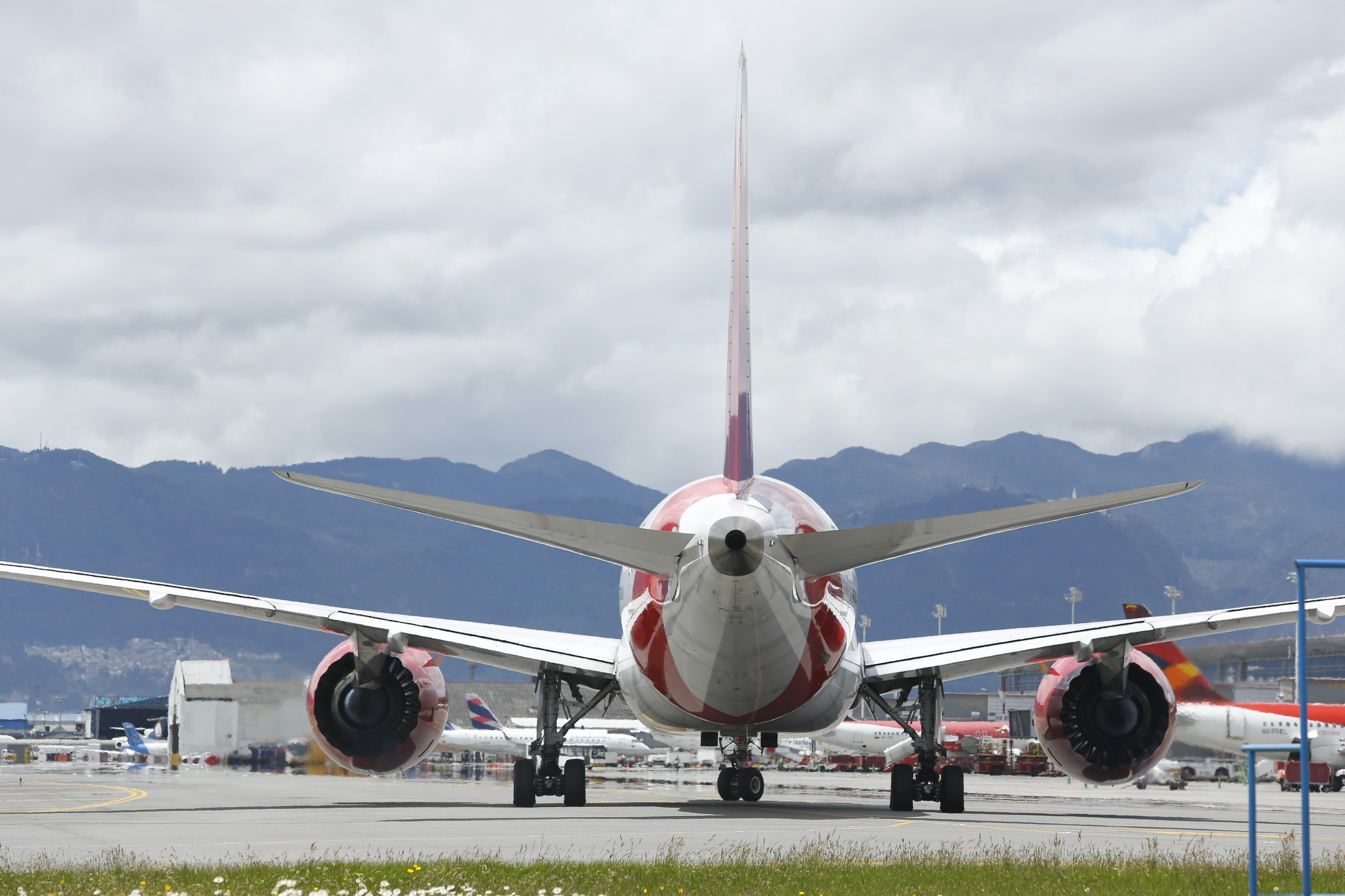 Aeropuerto Internacional El Dorado consorcio Opain, Operadora Aeroportuaria InternacionalAviancaAviones en la pistaBogota mayo 7 2019Foto Guillermo Torres Reina / Semana
