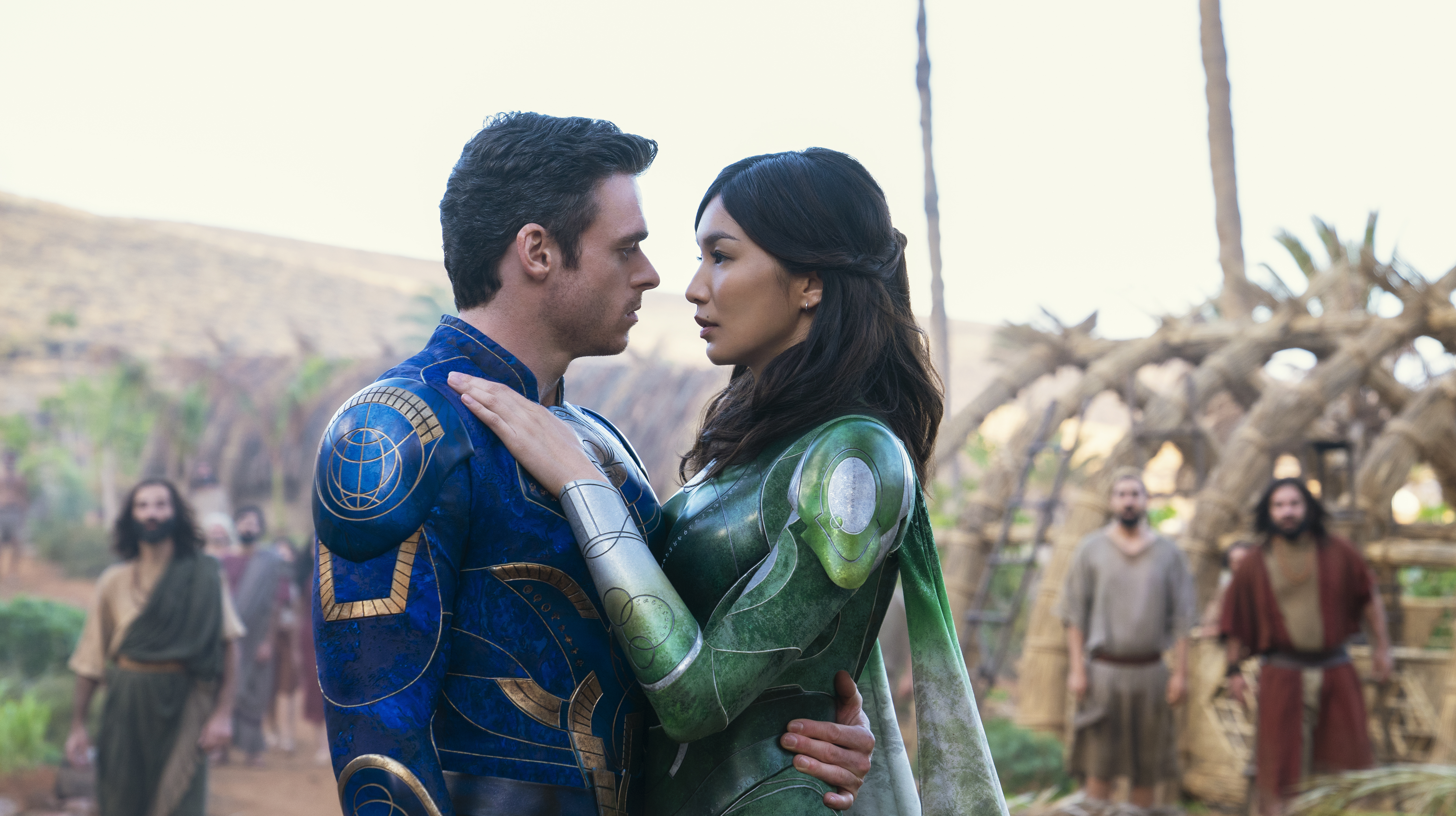 Ikaris (Richard Madden) y Sersi (Gemma Chan) en ETERNALS. Foto: Sophie Mutevelian ©Marvel Studios 2021. All Rights Reserved.