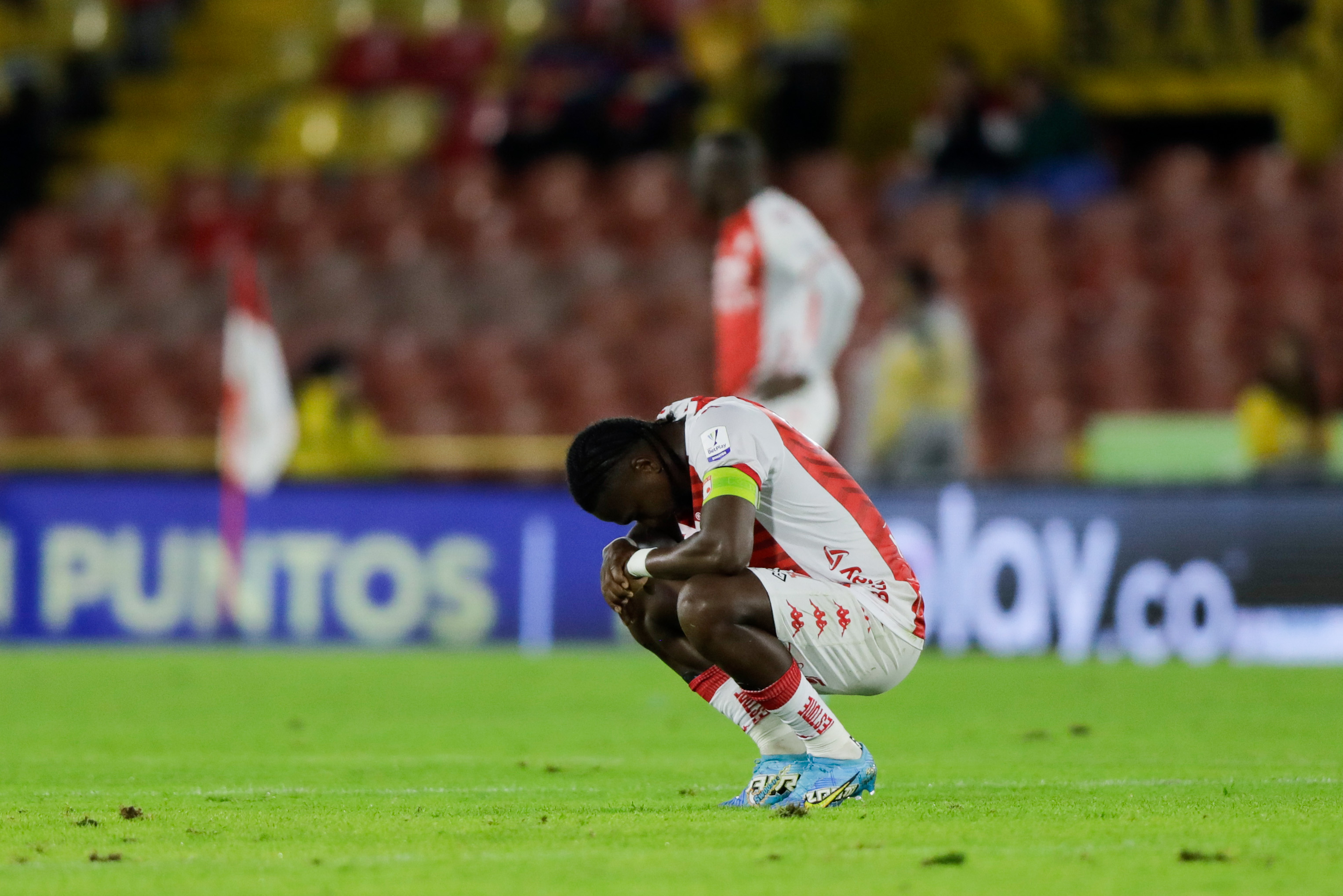 Hugo Rodallega, en cunclillas, reacciona a la goleada sufrida a manos de Águilas Doradas.