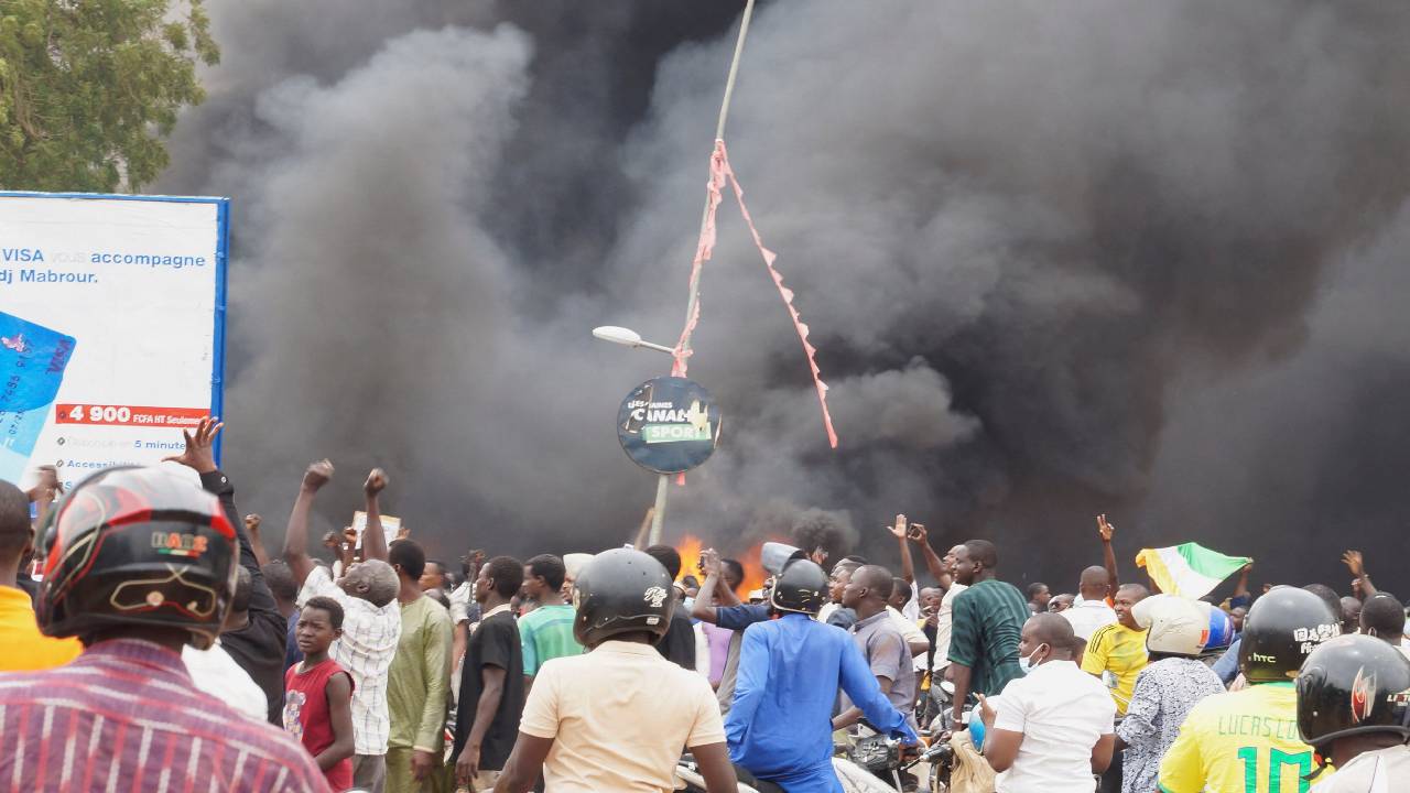 Cientos de simpatizantes del golpe se reúnen y sostienen una bandera rusa en Niamey (capital de Níger).