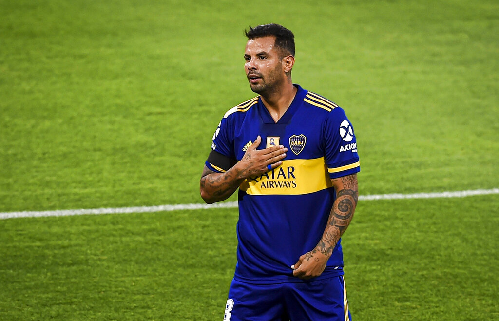 El colombiano Edwin Cardona toca imagen en su uniforme del fallecido Diego Armando Maradona, en el festejo por anotar el primer gol del Boca Juniors en el partido del torneo local ante Newell's Old Boys, en el estadio Alberto J. Armando de Buenos Aires, Argentina, el domingo 29 de noviembre de 2020. (Marcelo Endelli/Pool v�a AP)