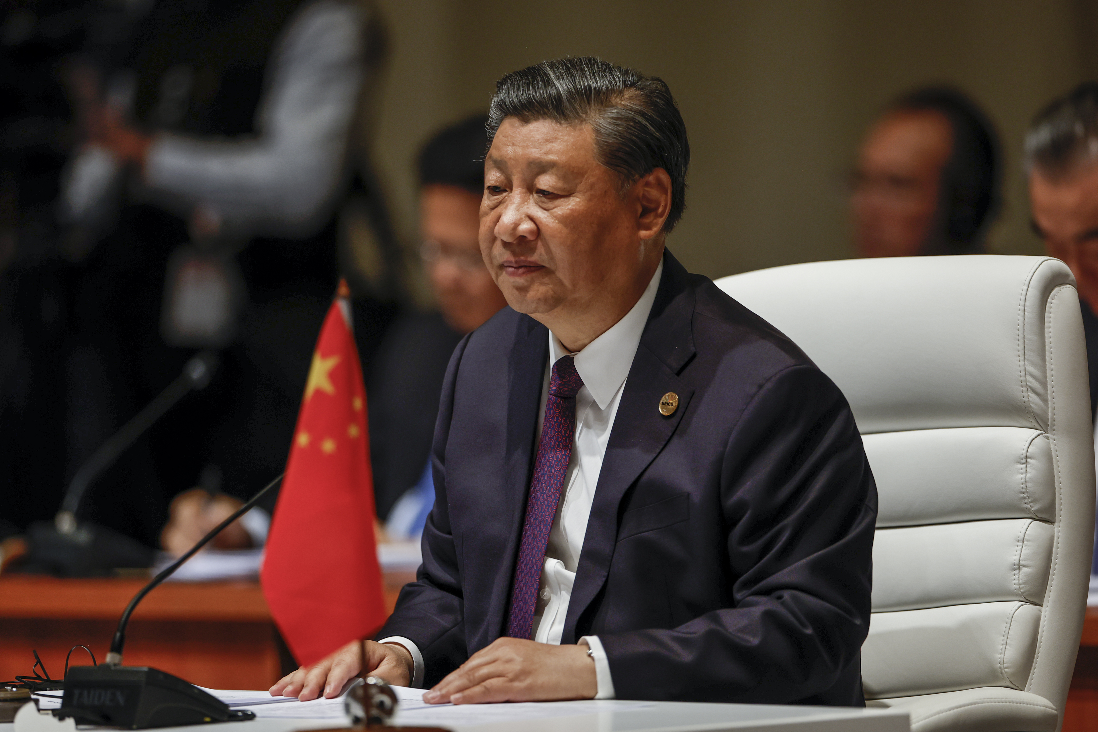 El presidente de China, Xi Jinping, asiste a la sesión plenaria durante la Cumbre BRICS de 2023 en Johannesburgo, Sudáfrica, el 23 de agosto de 2023.
