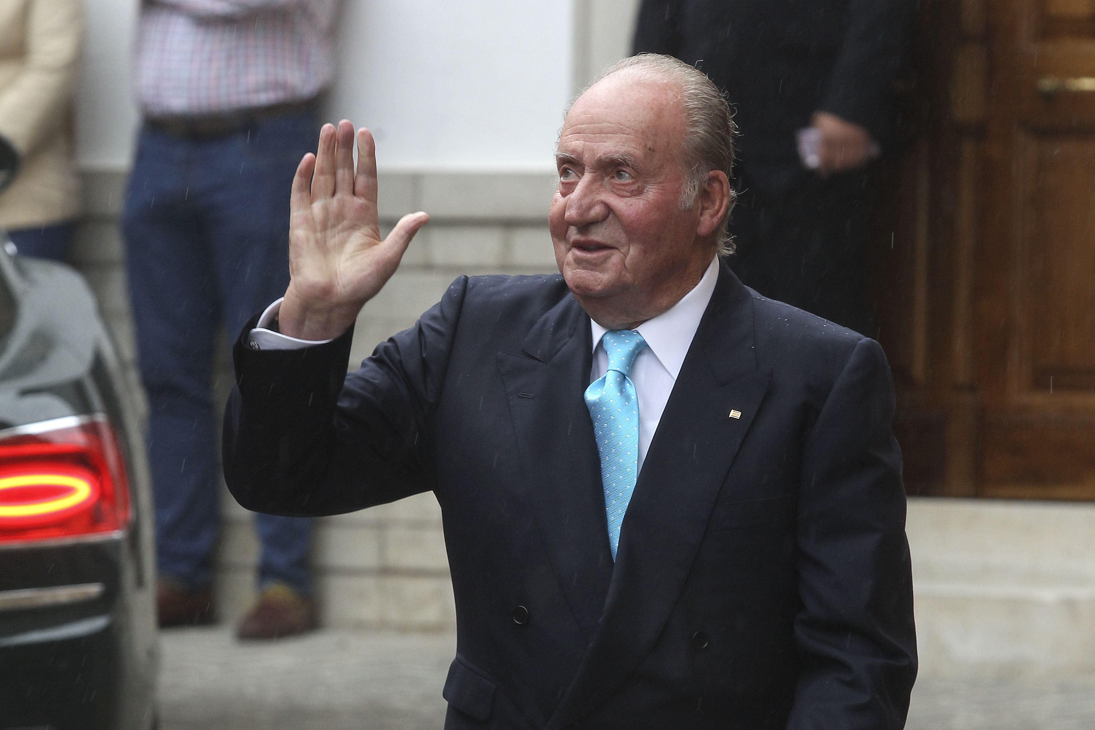 El rey Juan Carlos asiste a la boda de Lady Charlotte Wellesley y Alejandro Santo Domingo en Illora el 28 de mayo de 2016 en Granada, España.