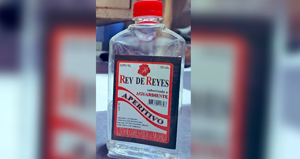 Son varias las diferencias entre la botella legal de Rey de Reyes y la botella del licor adulterado.