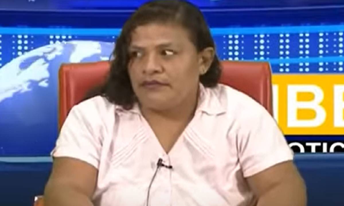 Periodista fue captada hurgándose la nariz en vivo. Confesó que las burlas recibidas la tienen muy afectada.