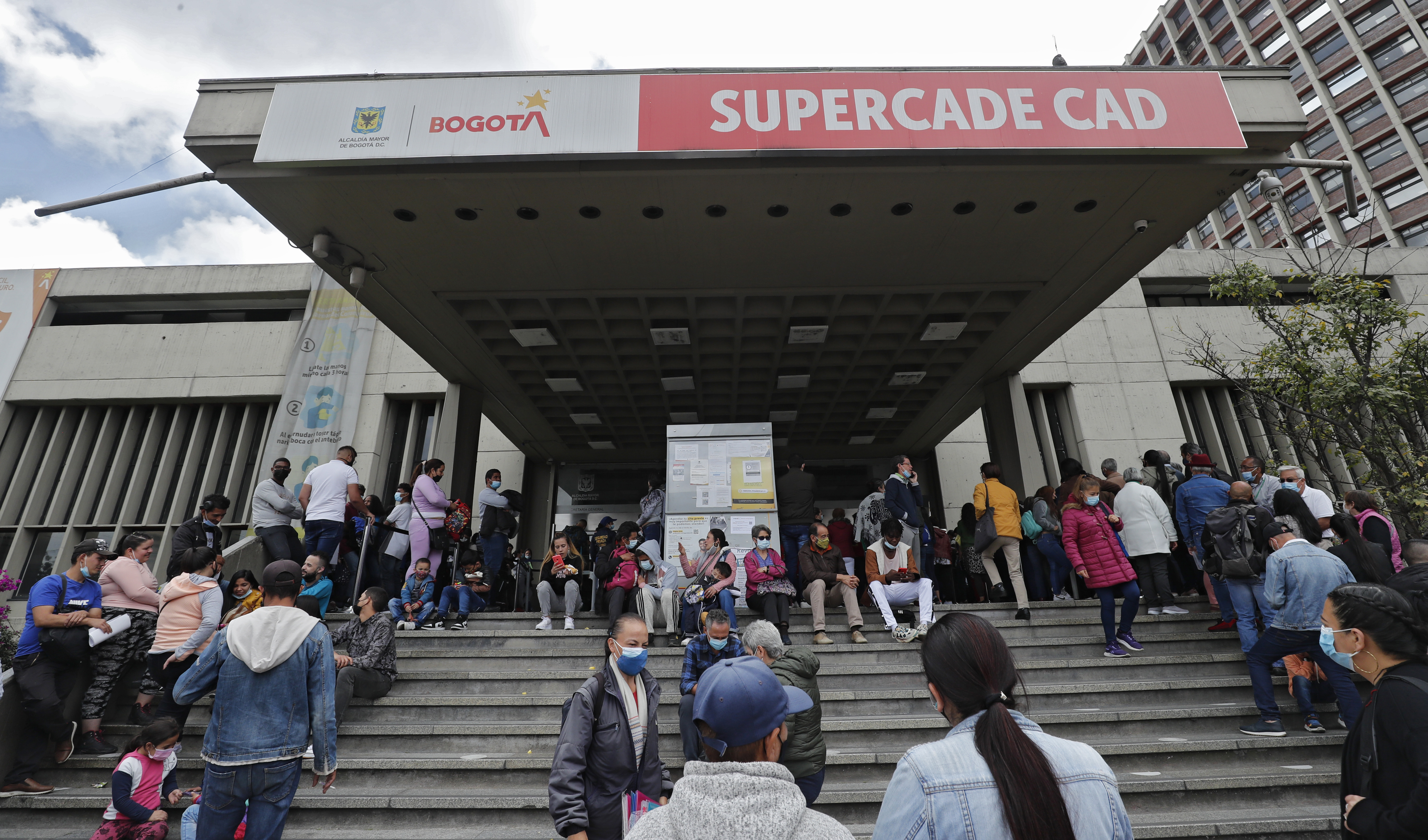 Capitalinos hacen largas filas  para ingresar al Supercade y completar el pago impuestos de Bogotá