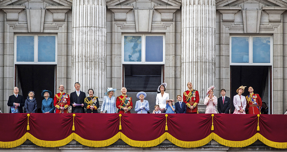  Al balcón del Palacio de Buckingham, su majestad solo invitó a los miembros en funciones de la familia real en el día oficial de su cumpleaños. 