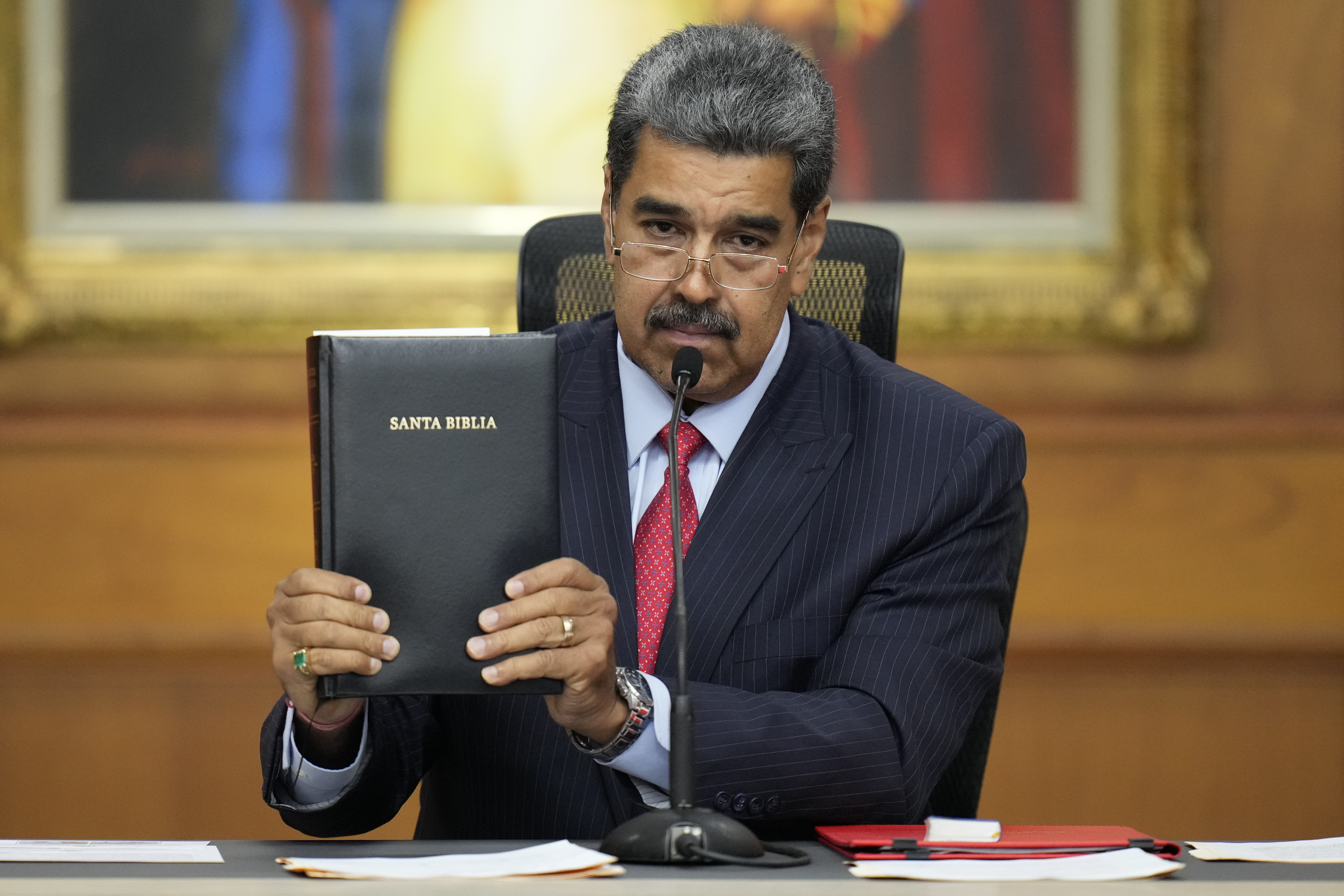 El presidente venezolano, Nicolás Maduro, muestra una Biblia en una conferencia de prensa en el palacio presidencial de Miraflores en Caracas, Venezuela, el miércoles 31 de julio de 2024, tres días después de las elecciones en las que fue declarado ganador. (AP Foto/Matías Delacroix)