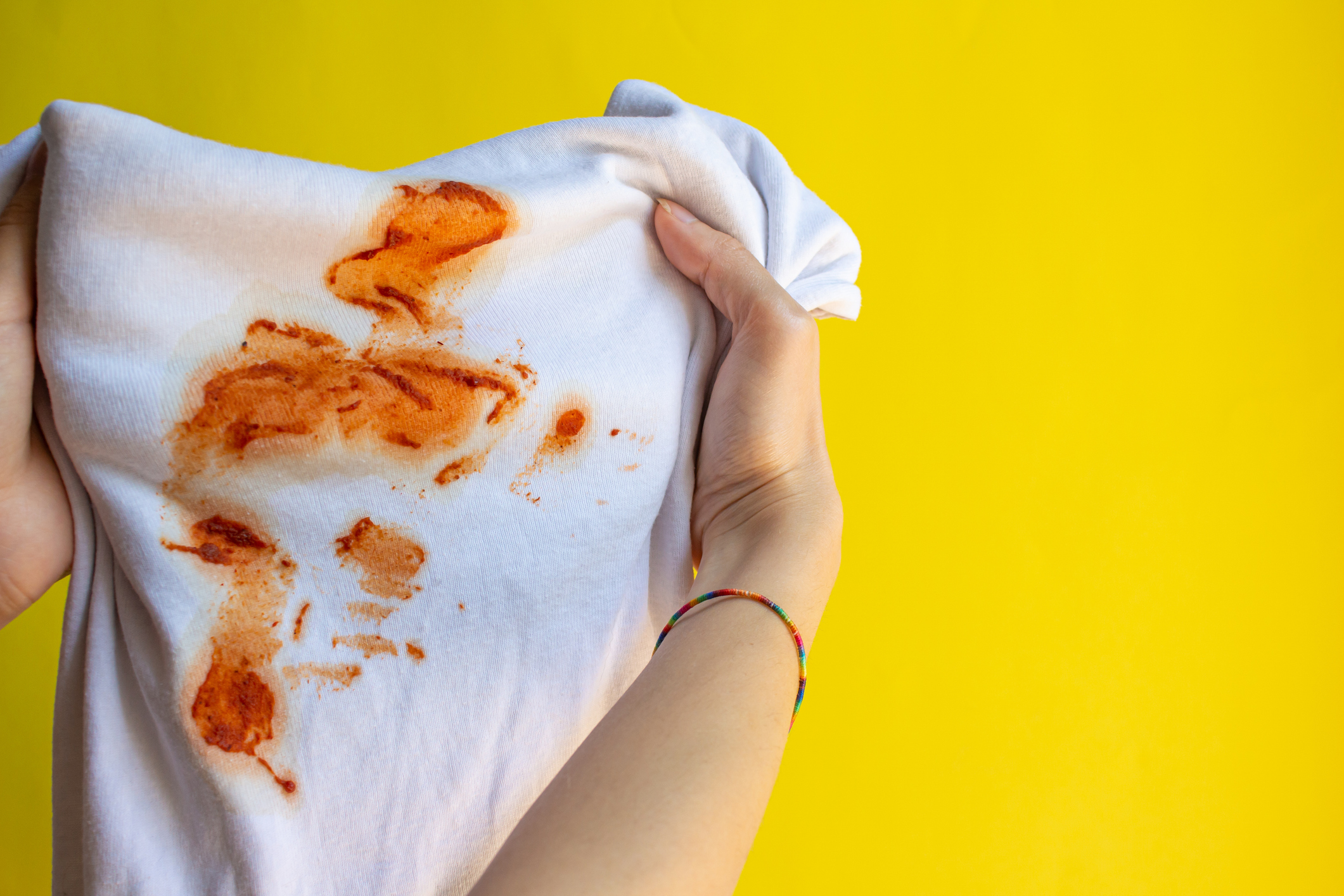 Hay trucos caseros para eliminar las machas rojas de prendas blancas.