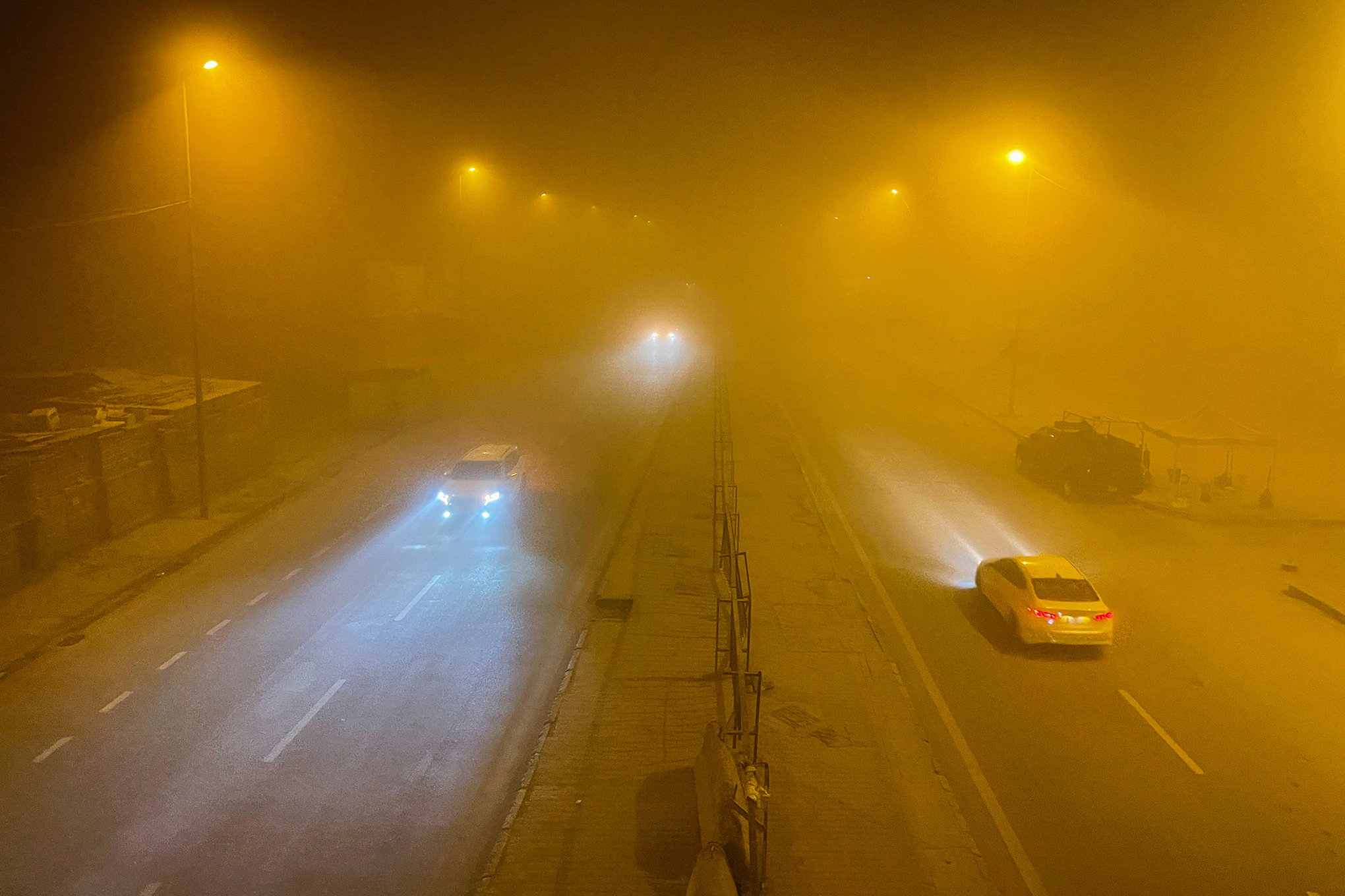 Los autos circulan por una carretera en medio de una tormenta de arena, en Bagdad, Irak, el 5 de mayo de 2022. Foto REUTERS/Thaier Al-Sudani