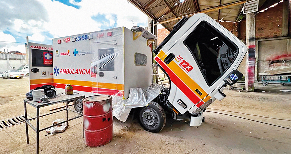 La mayoría de las ambulancias no tienen ni el año de haberse comprado y las fallas eléctricas son frecuentes, a tal punto que cada mes y medio toca llevarlas a mantenimiento. Los problemas de suspensión y amortiguación hacen que se vuelquen fácilmente.