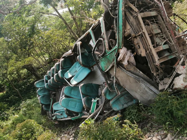 En el hecho, murieron seis menores, mientras que el conductor y otros 16 estudiantes resultaron heridos luego de que el automotor rodara más de 300 metros.