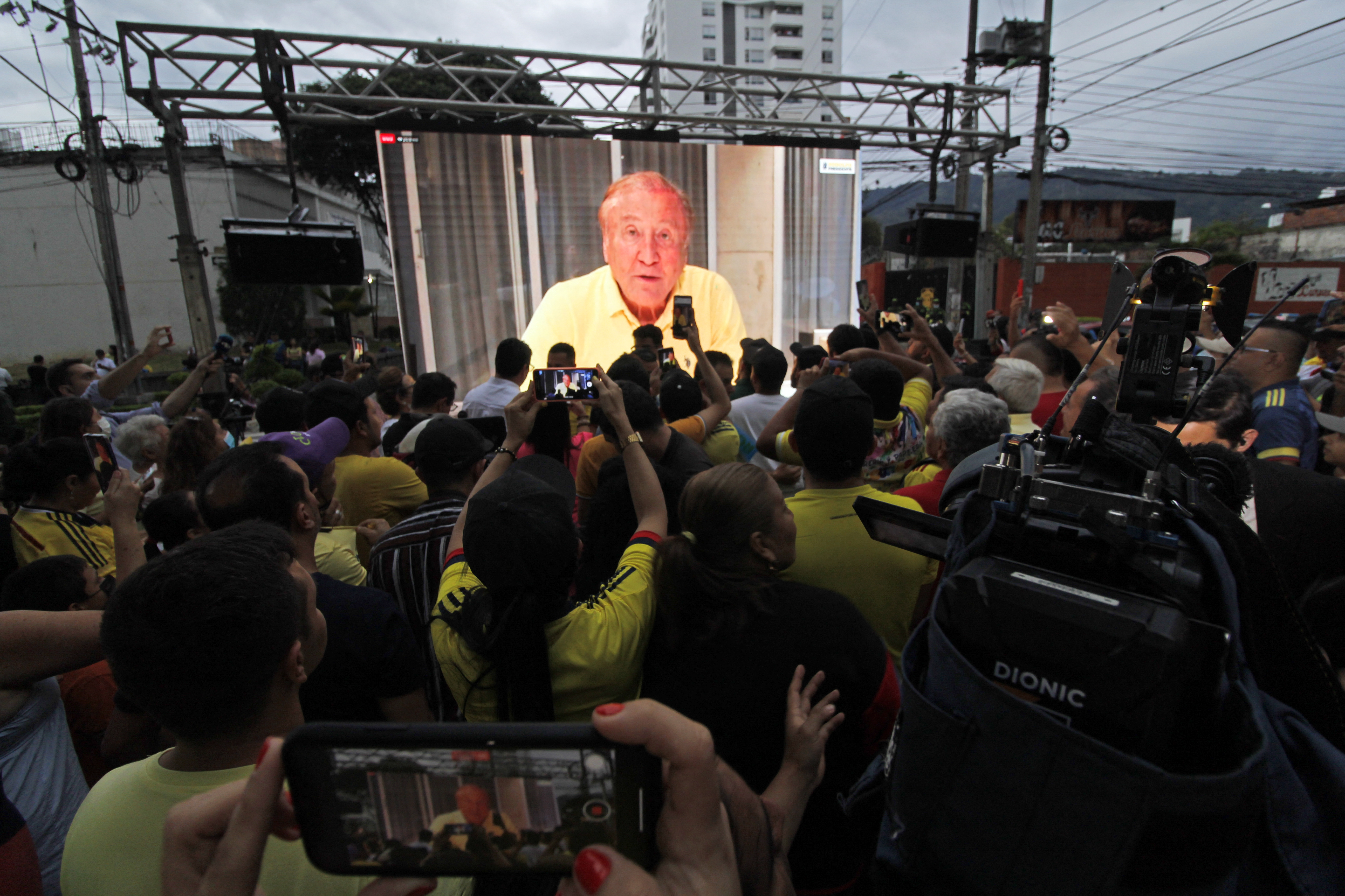 Supporters of Colombian presidential candidate for the 'Anti-corruption Leaders league' Rodolfo Hernandez celebrate in Bucaramanga, Colombia, on May 29, 2022, after the results of the presidential elections. - Colombian voters gave a leftist ex-guerrilla a historic lead Sunday in the country's first round of presidential elections that will culminate in a runoff in June. With more than 97 percent of votes counted, preliminary results showed 62-year-old Gustavo Petro, a former Bogota mayor, leading with 40.3 percent to 28 percent for Rodolfo Hernandez, a 77-year-old populist outsider in surprise second place. (Photo by Schneyder MENDOZA / AFP)