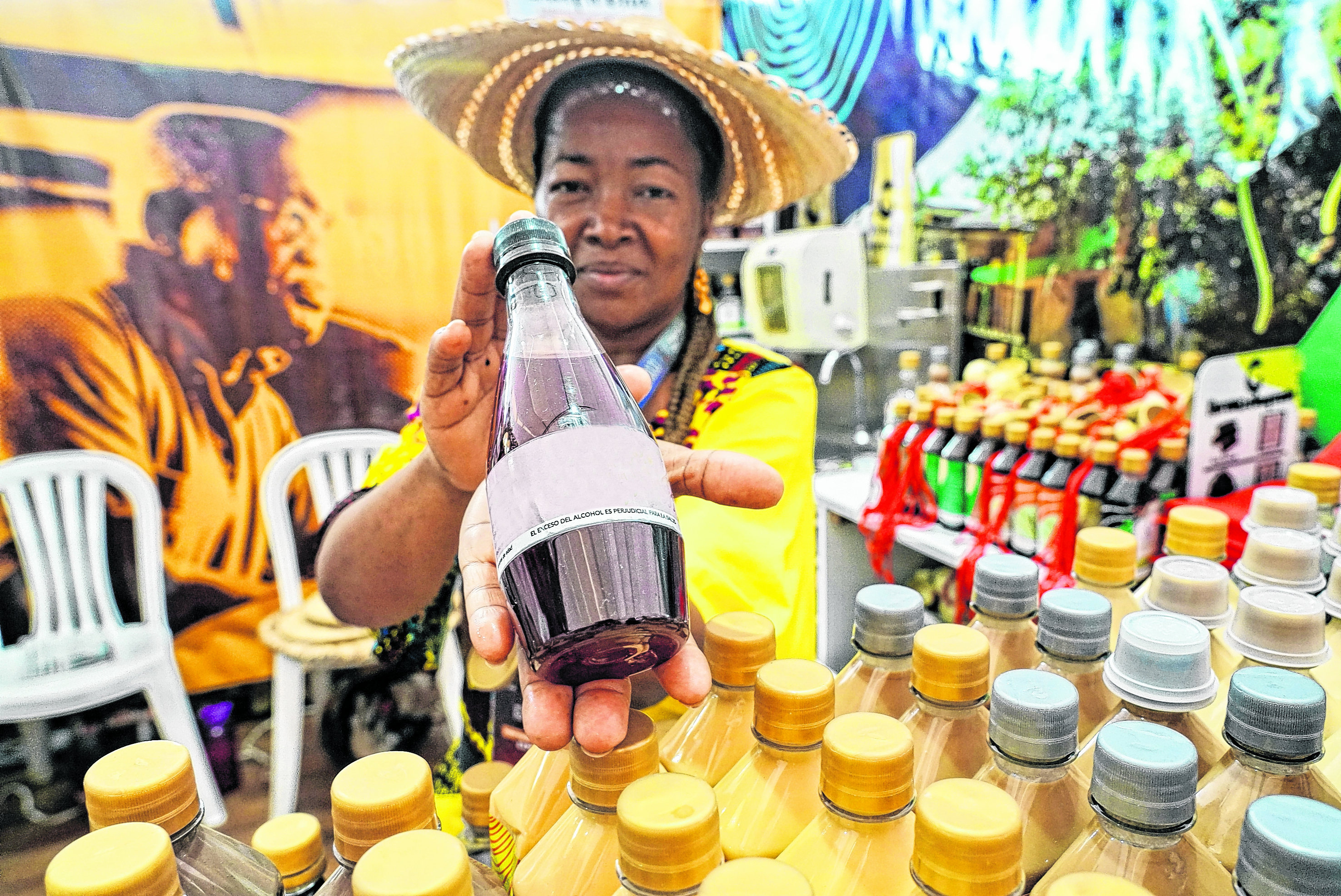 El viche es un licor con denominación de origen, cuya tradición se ha mantenido por siglos en las comunidades afro del Pacífico colombianao.