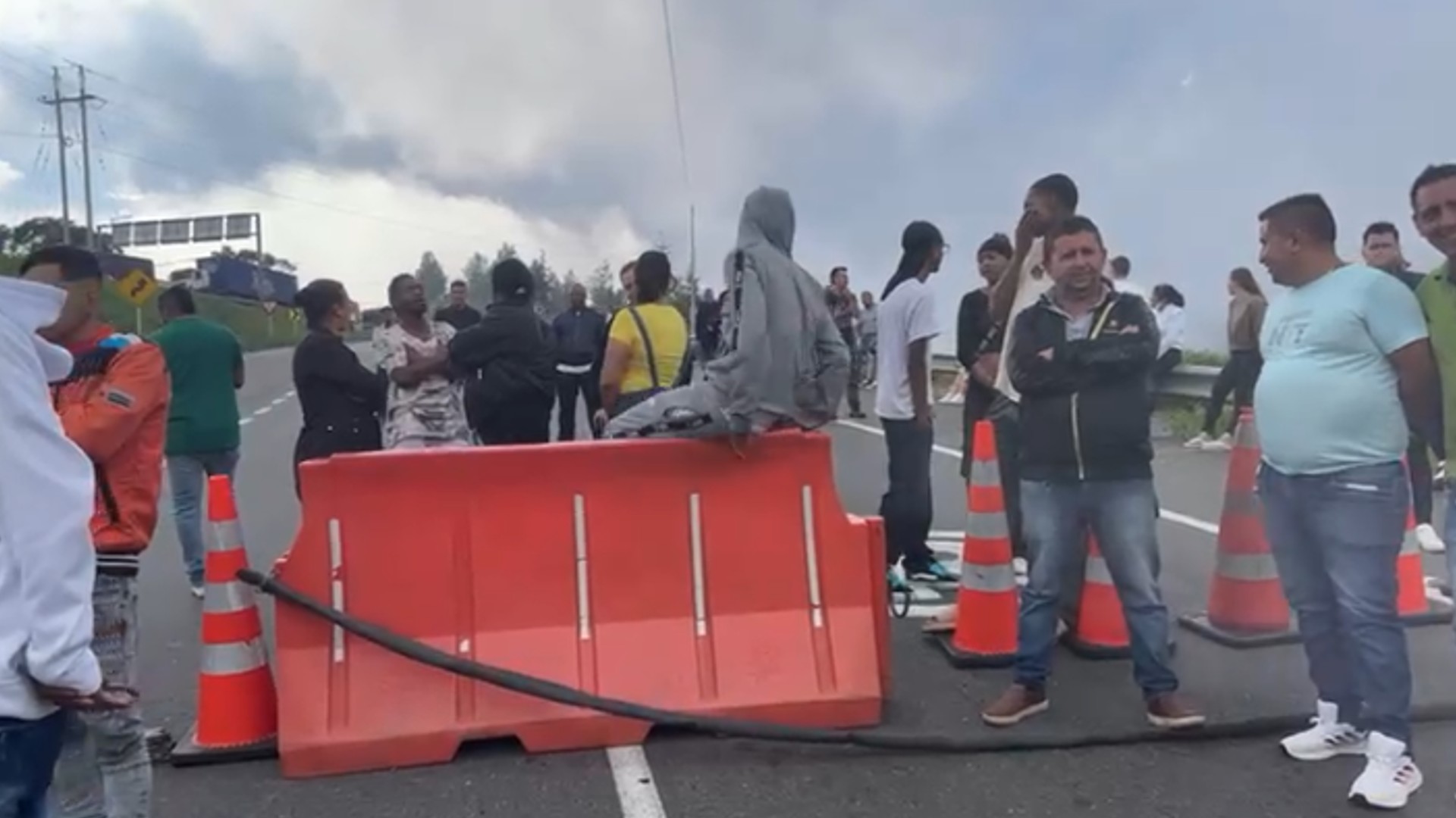 Personas quedaron atrapadas por el deslizamiento en el corredor Calarcá – Cajamarca.