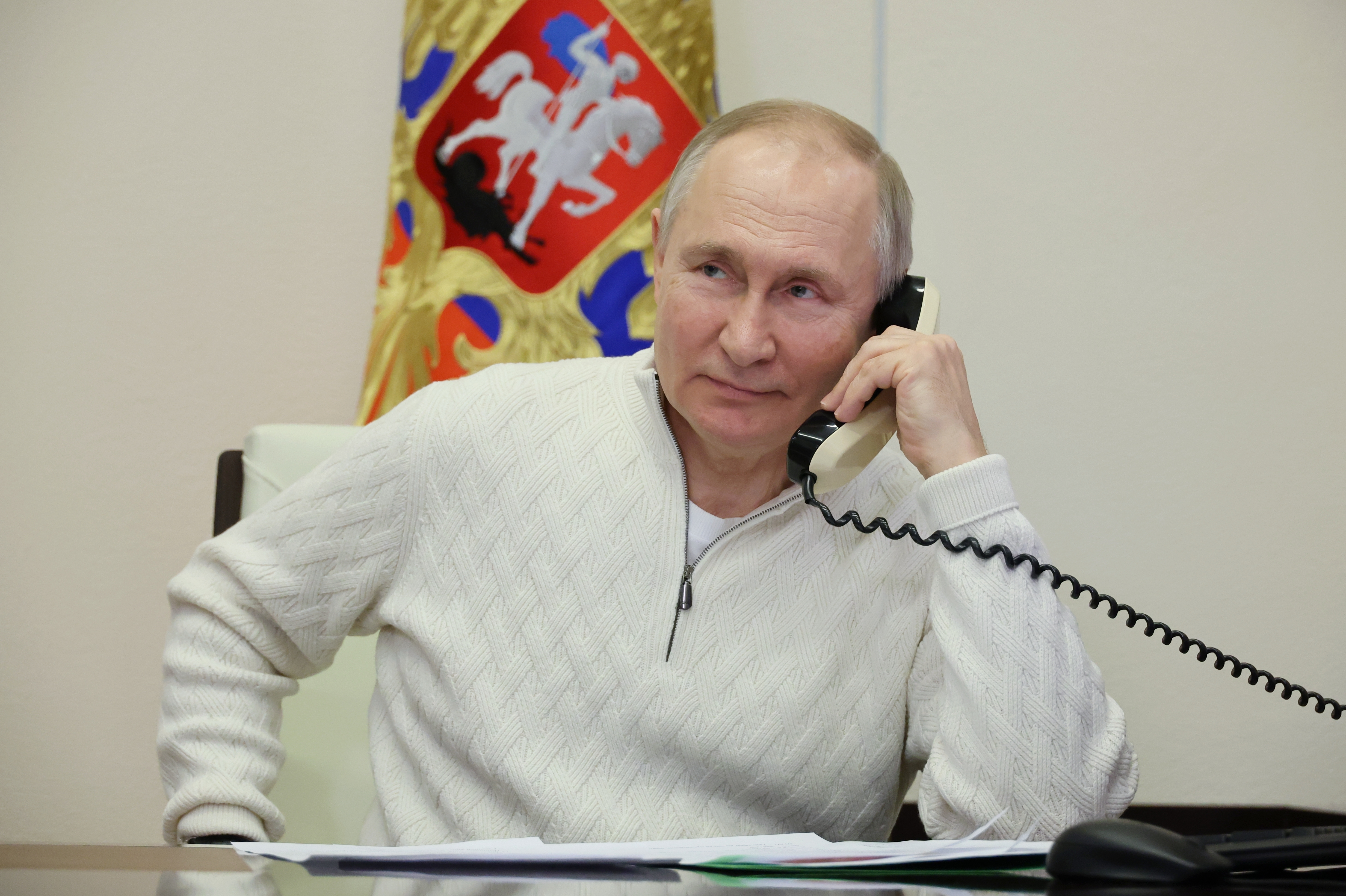 El presidente ruso, Vladimir Putin, habla por teléfono con David Shmelev, de siete años, de la región de Stavropol Krai, participante de la campaña benéfica Fir Tree of Wishes a través de una videoconferencia desde la residencia Novo-Ogaryovo en las afueras de Moscú, Rusia, el jueves 5 de enero. 2023. (Mikhail Klimentyev, Sputnik, Kremlin Pool Photo via AP)