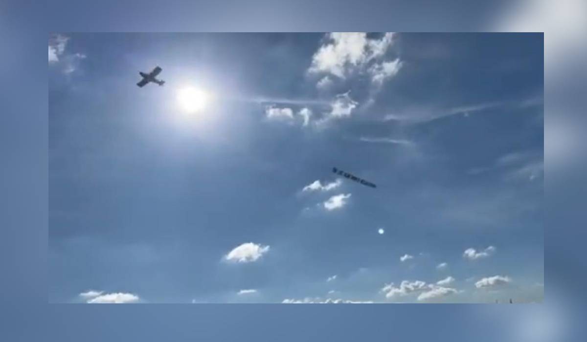 Un piloto voló una aeronave que llevaba consigo una pancarta con un mensaje muy particular